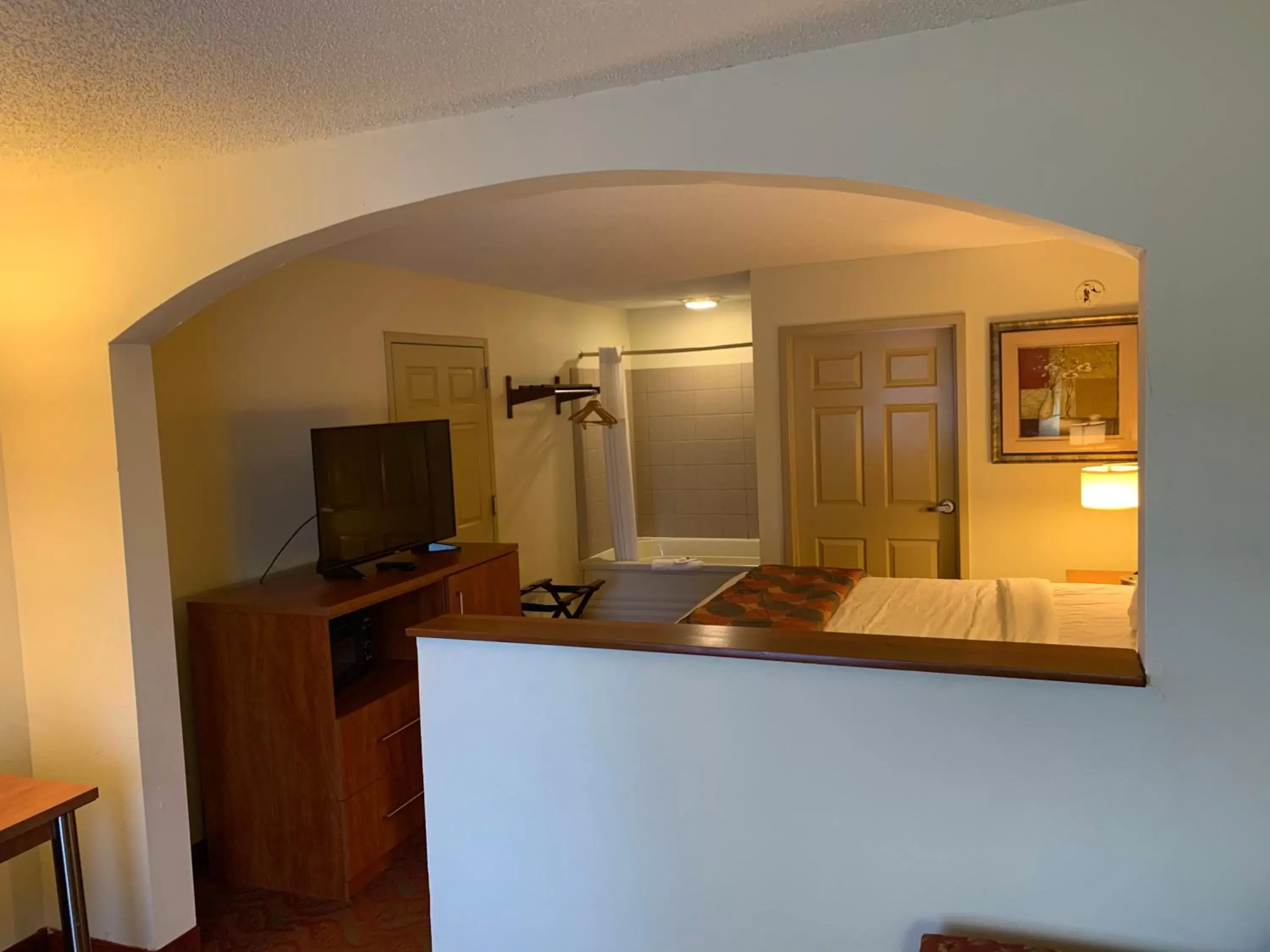 Bed, Kitchen/Kitchenette in Baymont by Wyndham Cave City