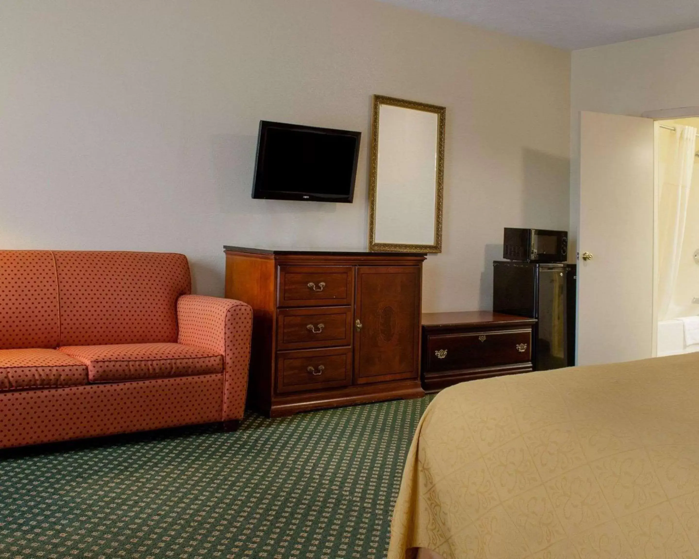 Photo of the whole room, TV/Entertainment Center in Econo Lodge Inn & Suites Philadelphia