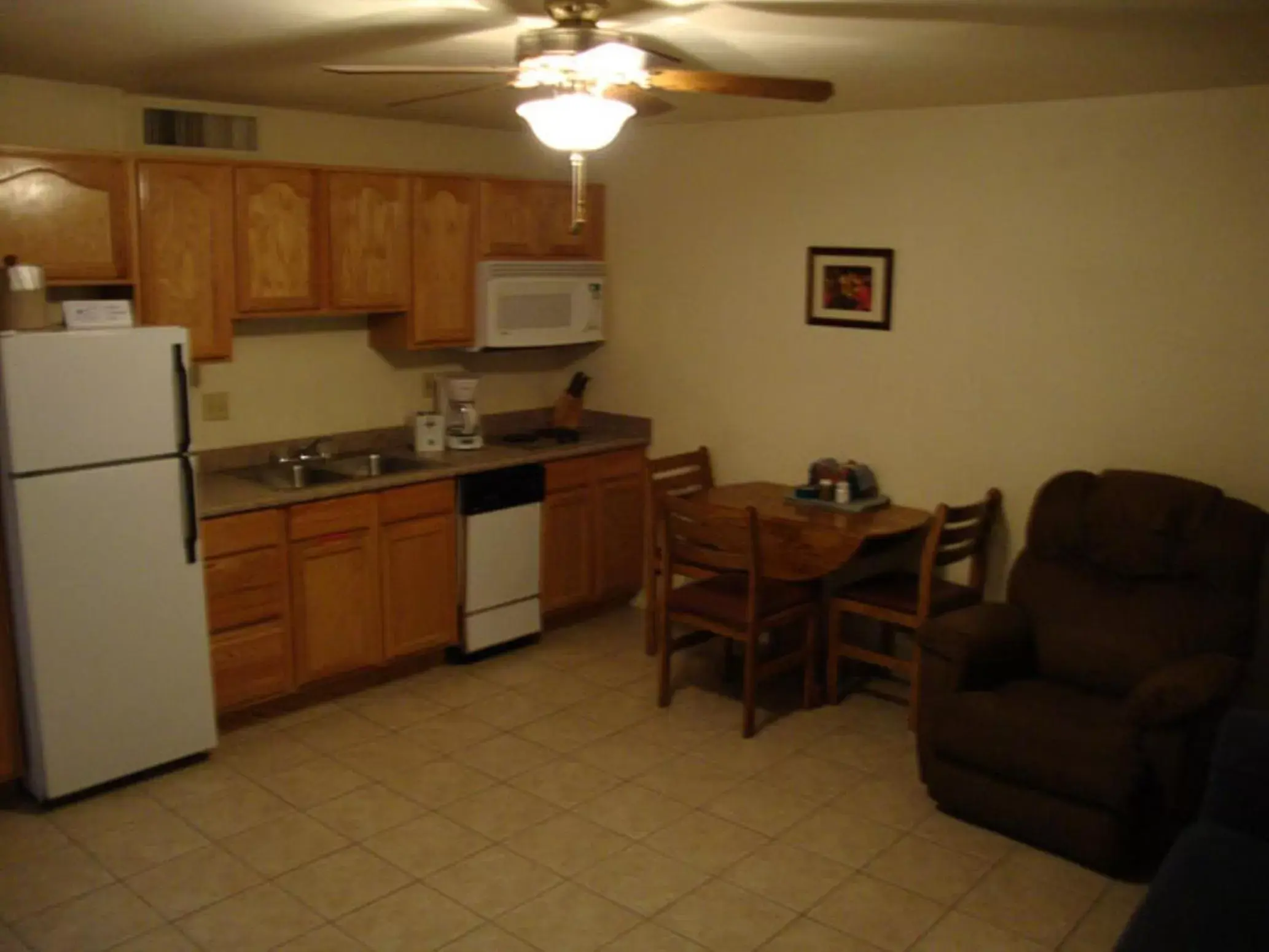 Kitchen/Kitchenette in Roundhouse Resort, a VRI resort