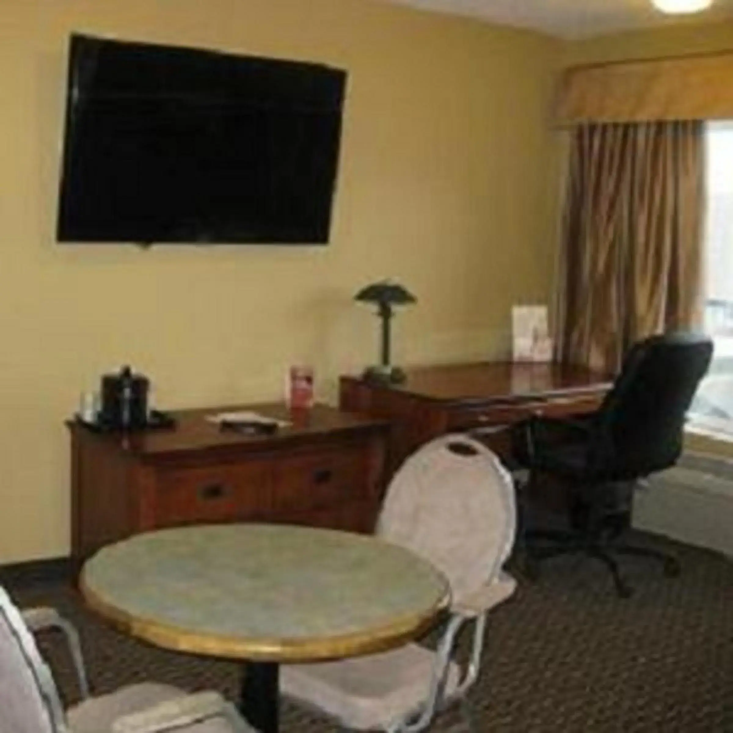 Coffee/tea facilities, TV/Entertainment Center in Stonebridge Hotel