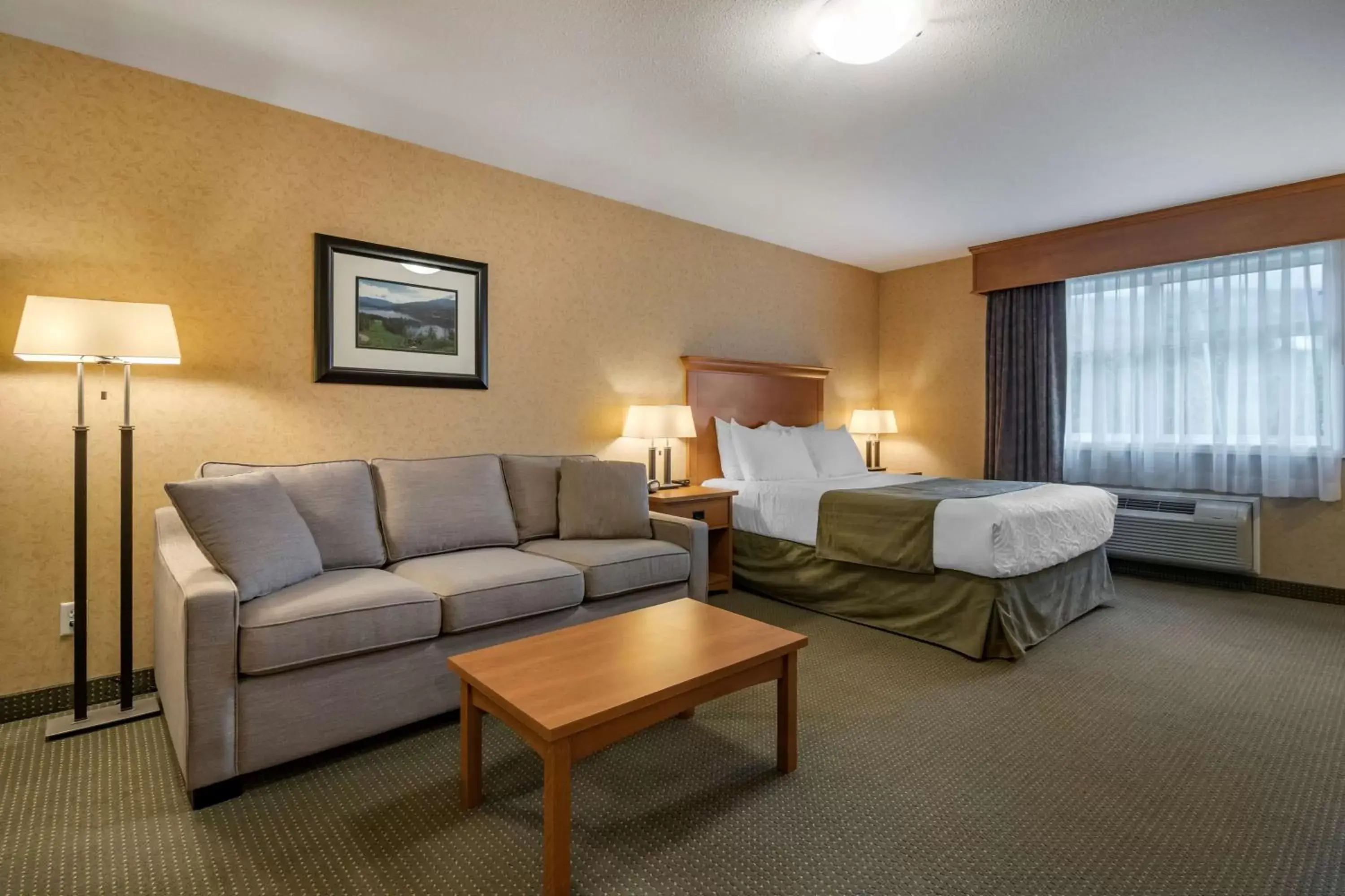 Bedroom, Seating Area in Best Western Sicamous Inn