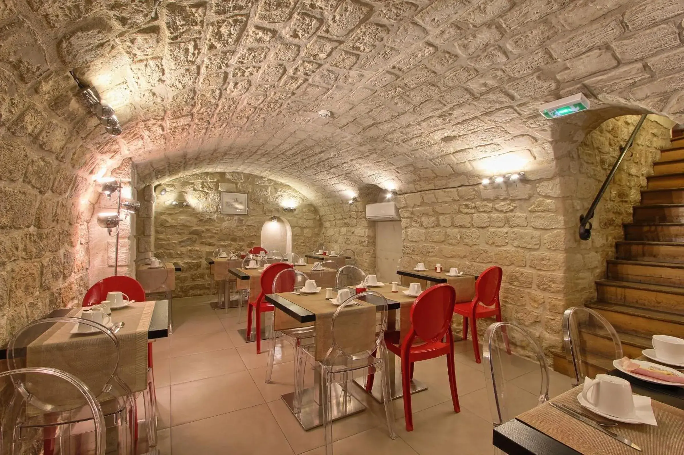 Restaurant/Places to Eat in Villa Margaux Opéra Montmartre