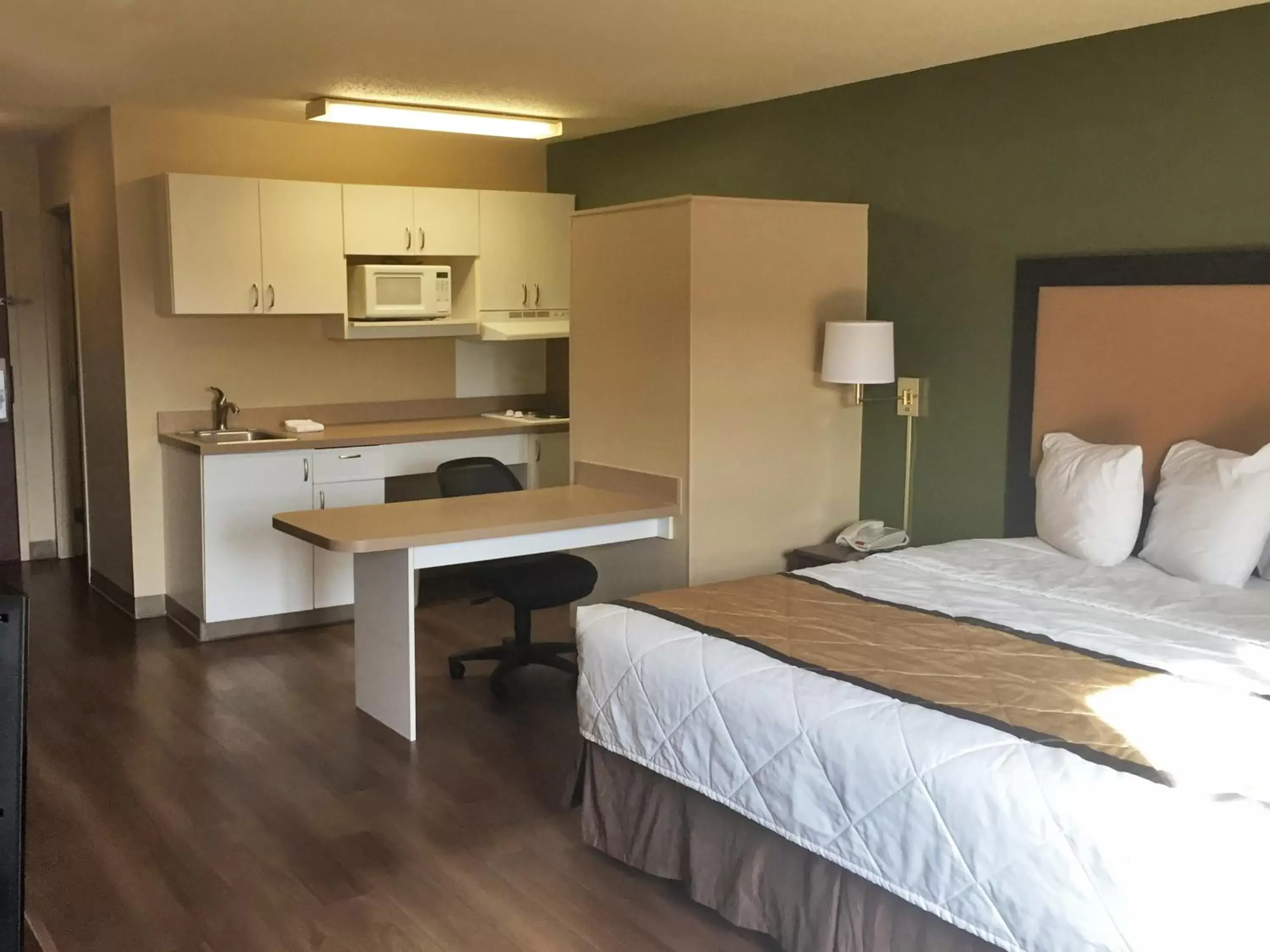 Bed in Extended Stay America Suites - Detroit - Ann Arbor - Briarwood Mall