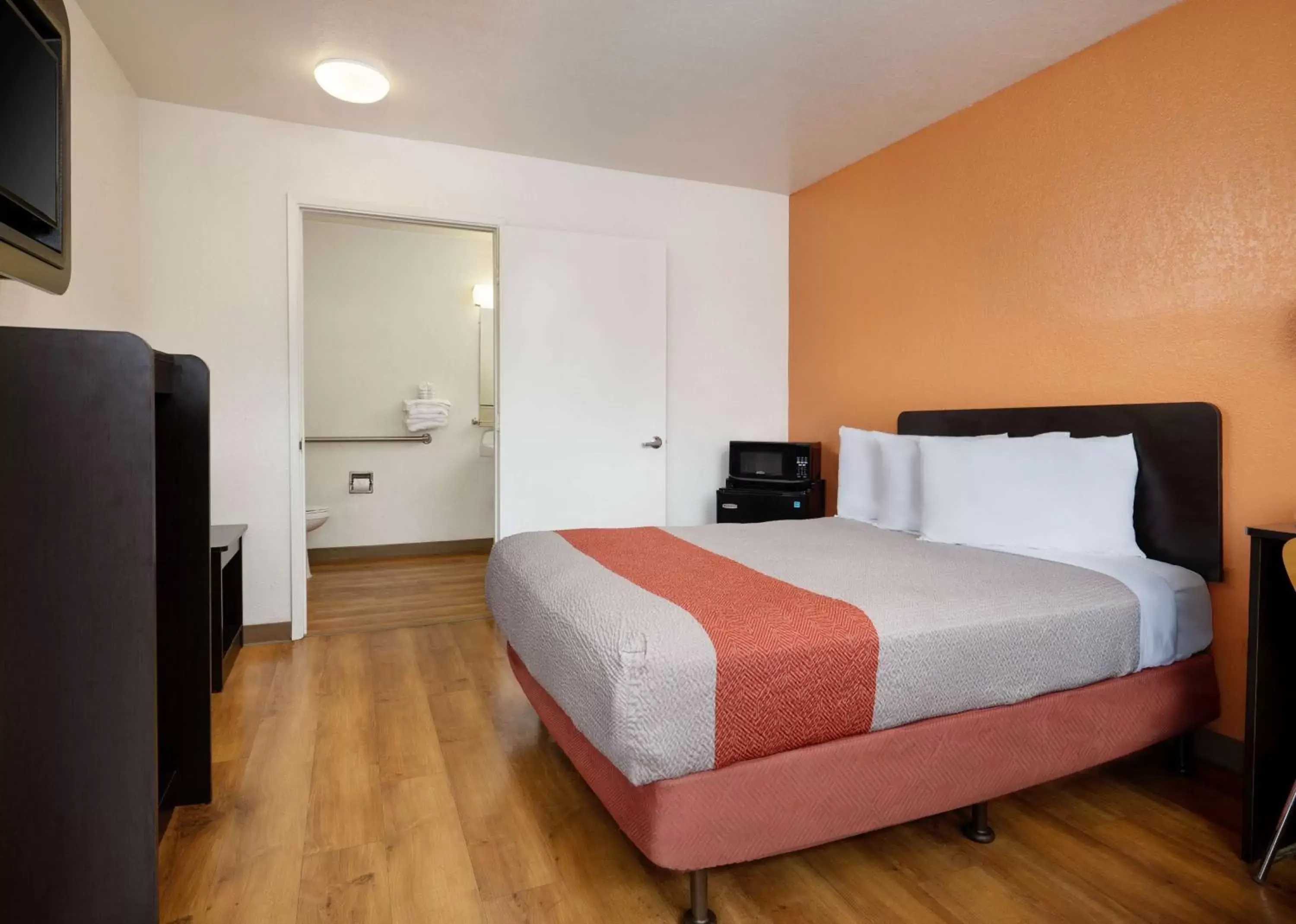 Photo of the whole room, Bed in Motel 6-Camarillo, CA Photo of the whole room, Bed in Motel 6-Camarillo, CA