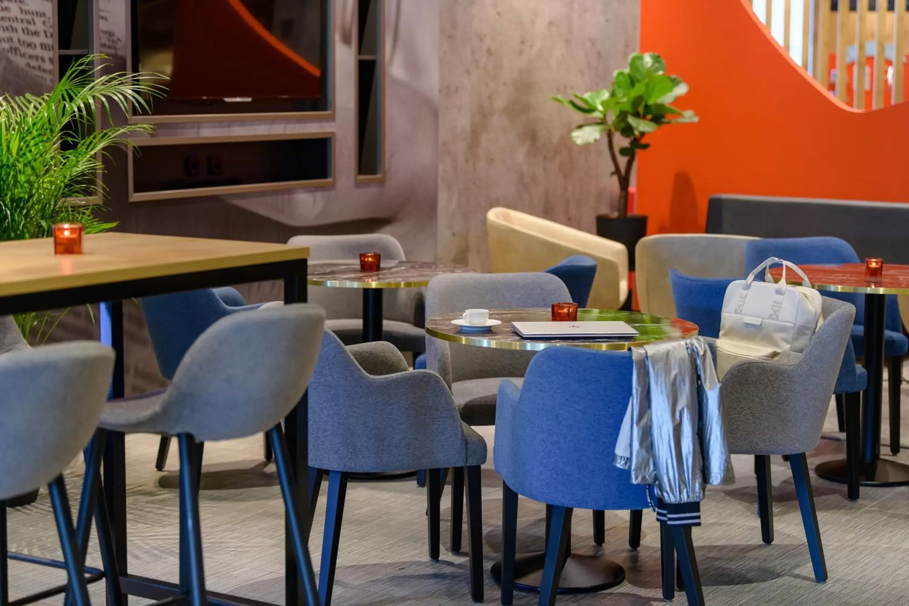 Lounge or bar, Restaurant/Places to Eat in Ibis Berlin Hauptbahnhof