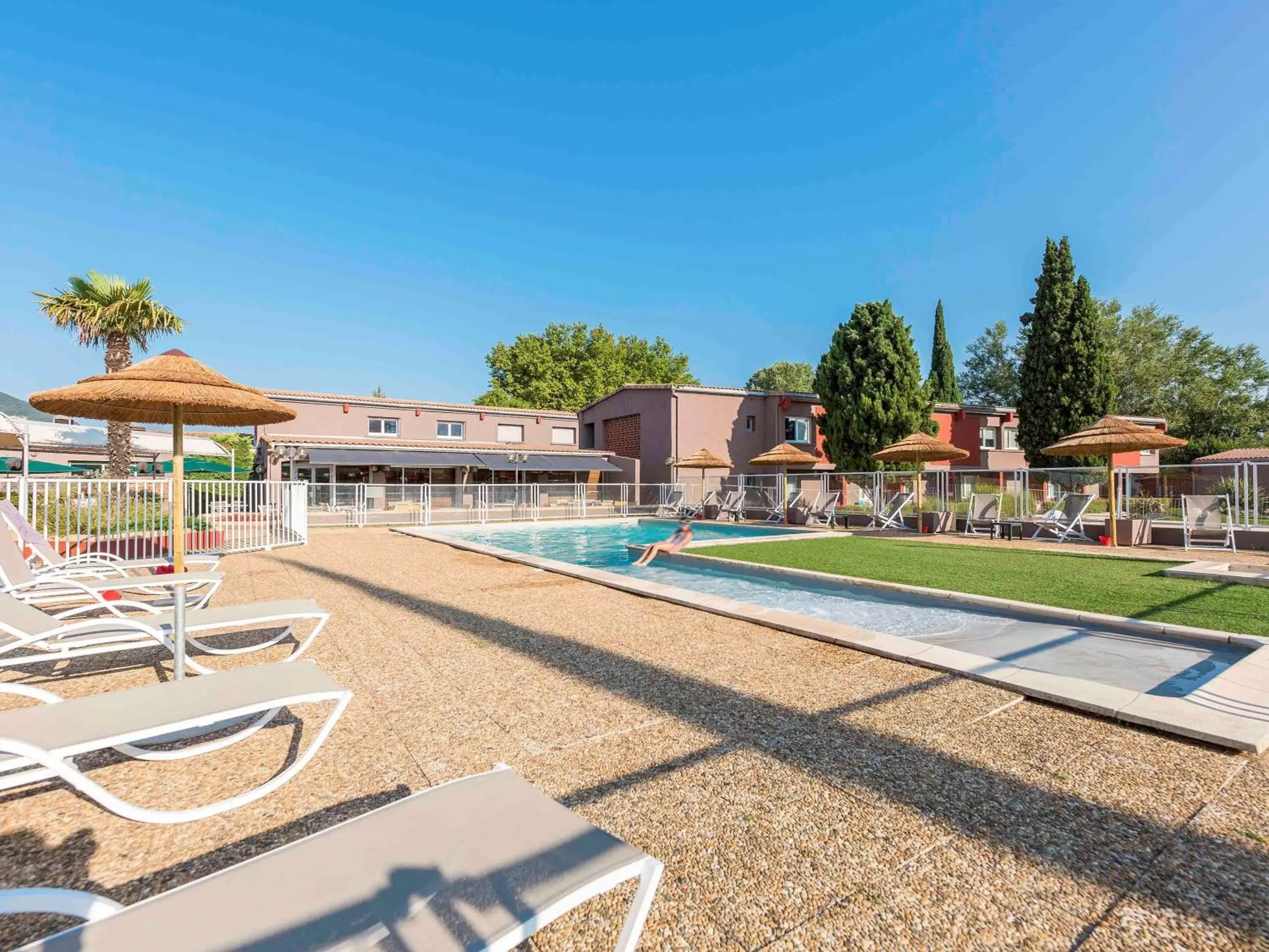 Property building, Swimming Pool in ibis Montélimar Nord