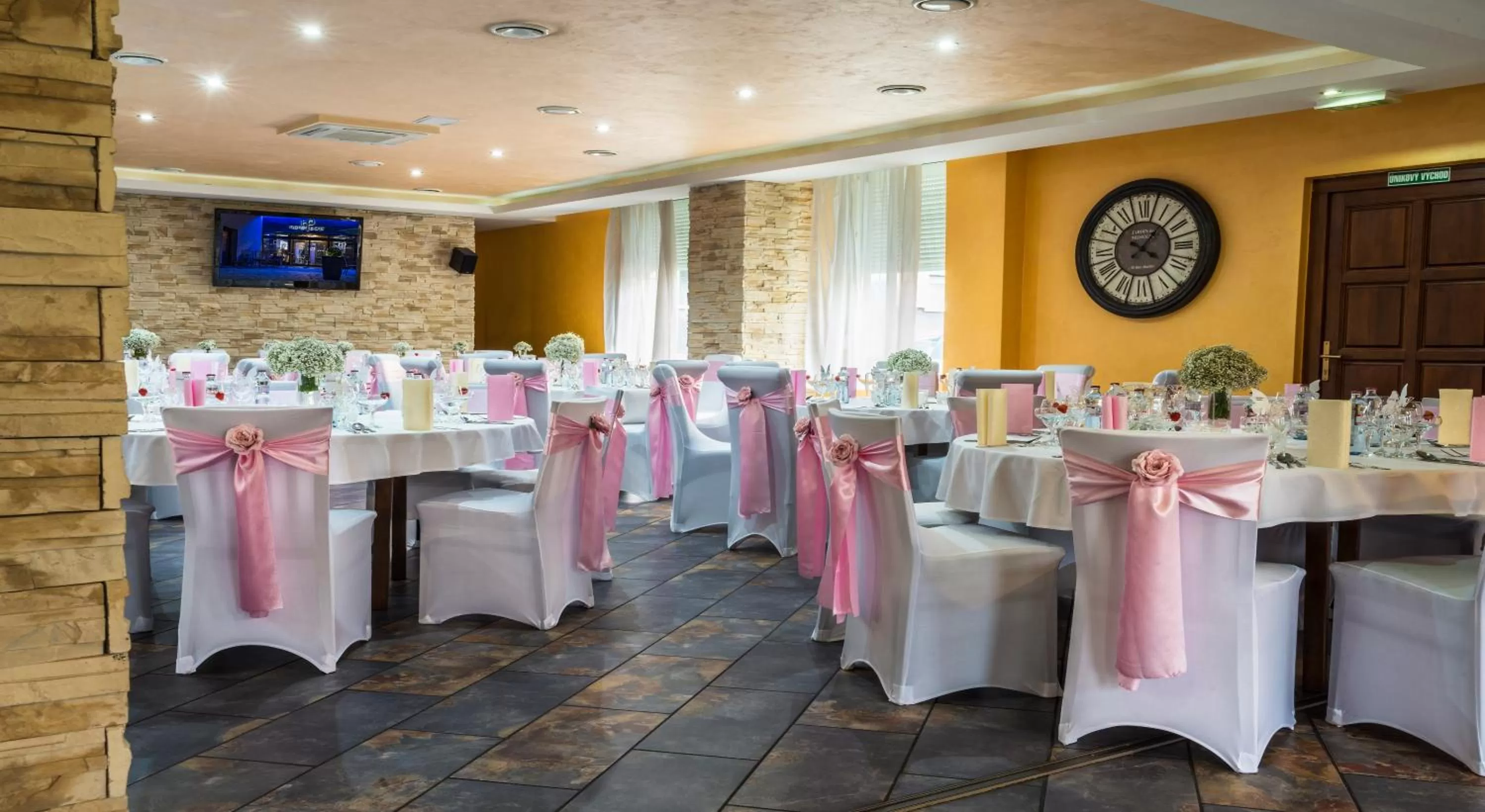 Restaurant/places to eat in Hotel Polo