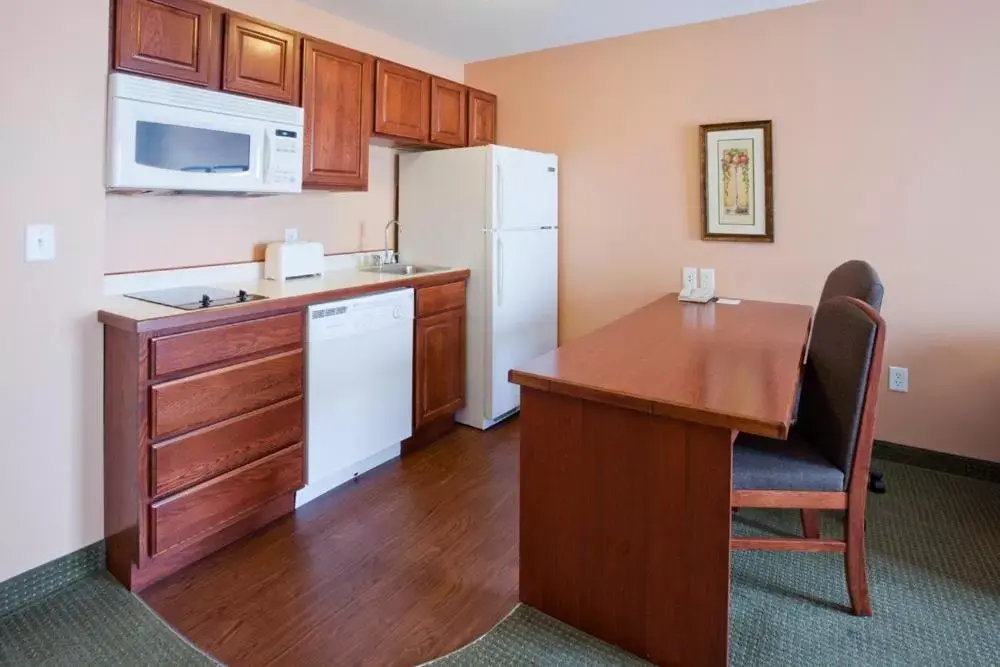 Kitchen/Kitchenette in GrandStay Hotel & Suites Downtown Sheboygan