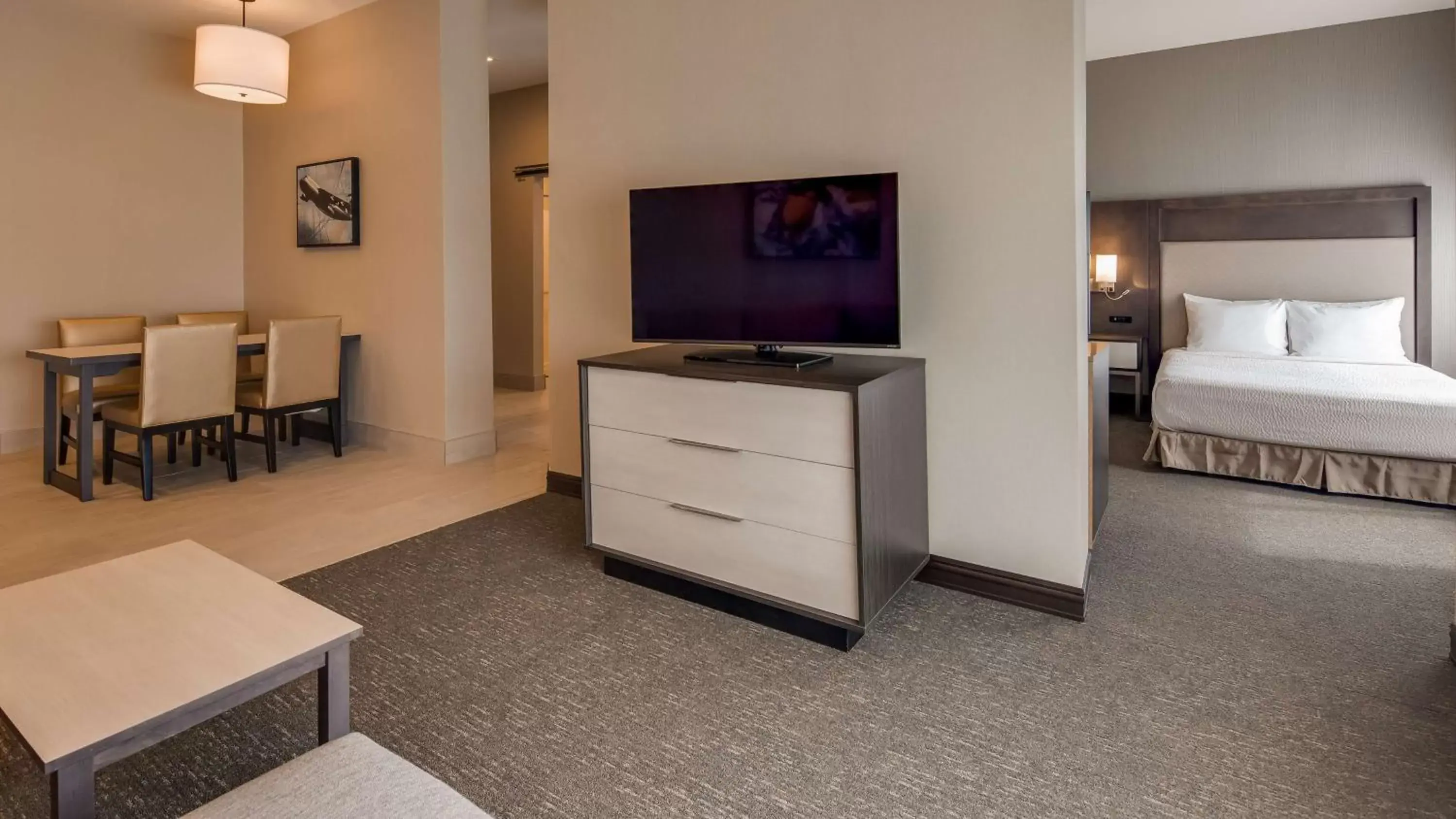 Photo of the whole room, TV/Entertainment Center in Best Western Plus Executive Residency Rigby's Water World Hotel