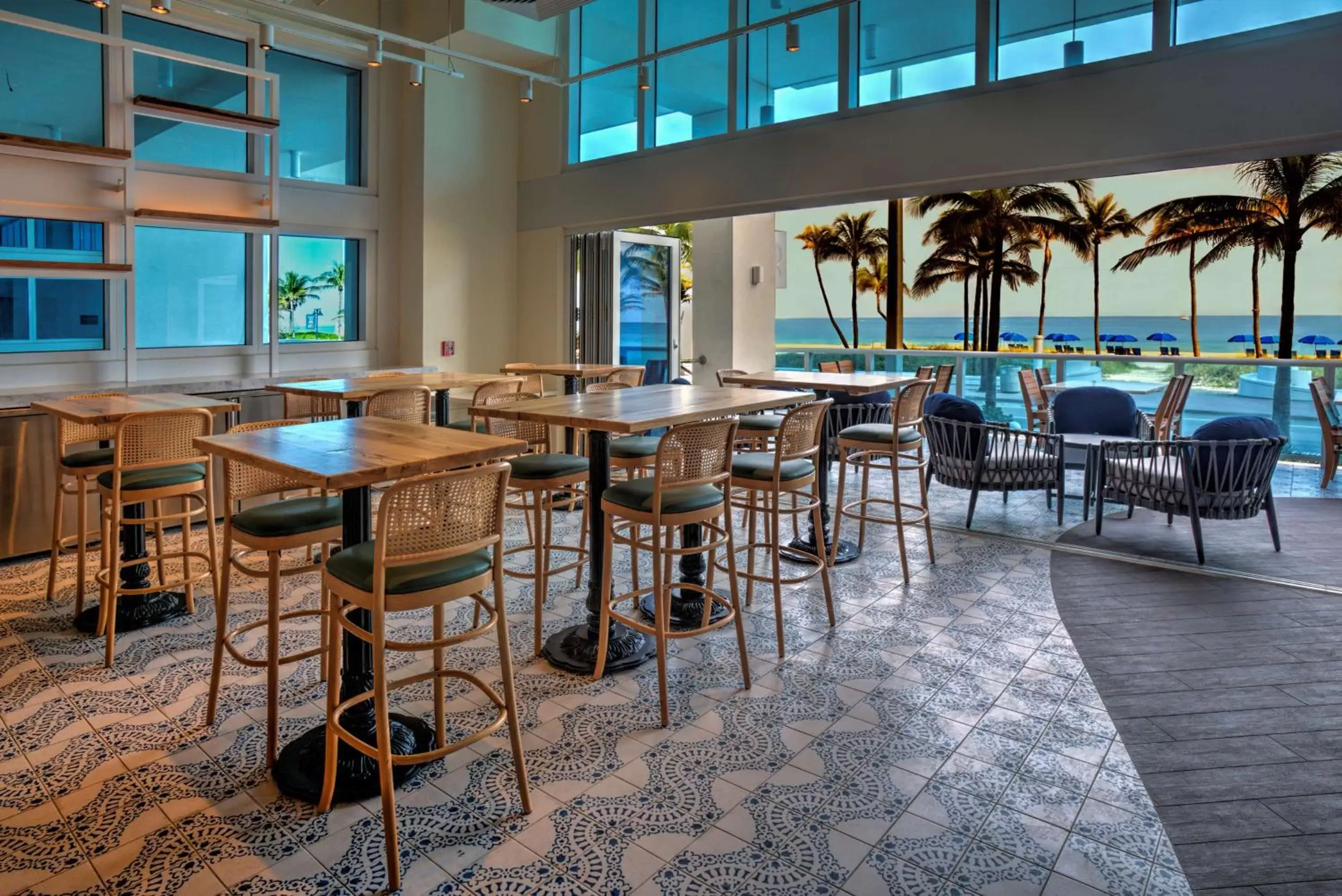 Dining area, Lounge/Bar in Hotel Maren Fort Lauderdale Beach, Curio Collection By Hilton