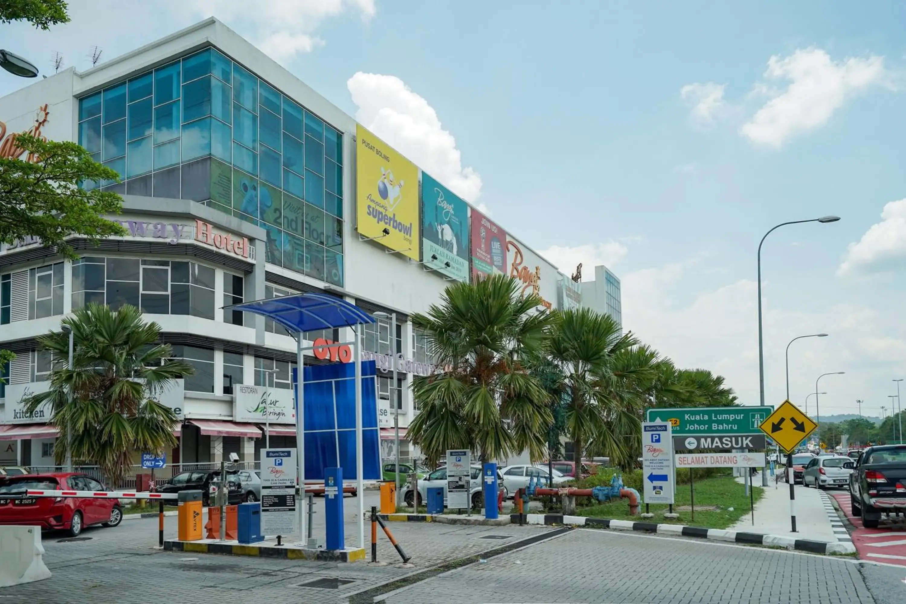 Facade/entrance, Property Building in OYO 90100 Bangi Gateway Hotel