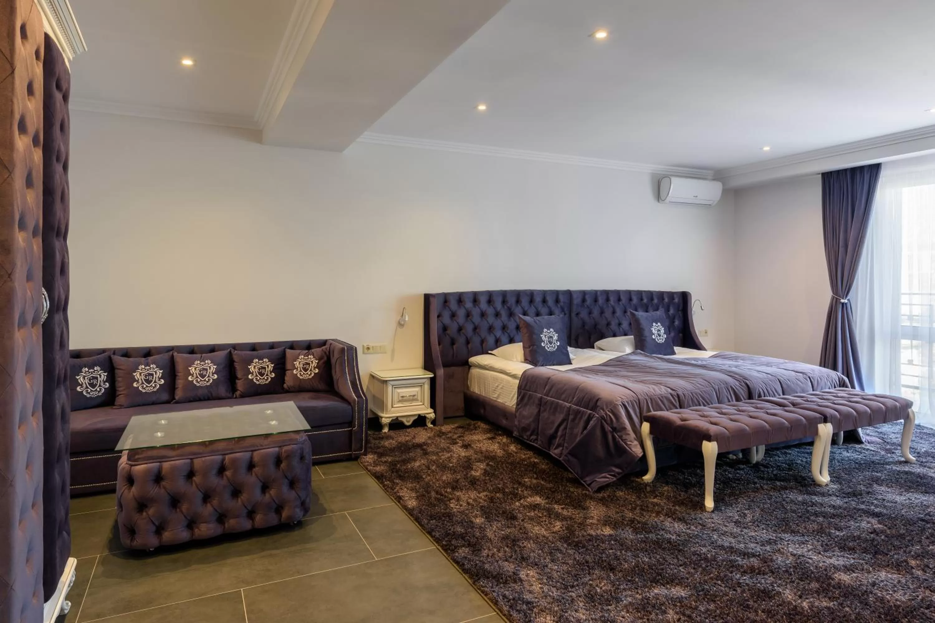 Photo of the whole room in Grand Royal