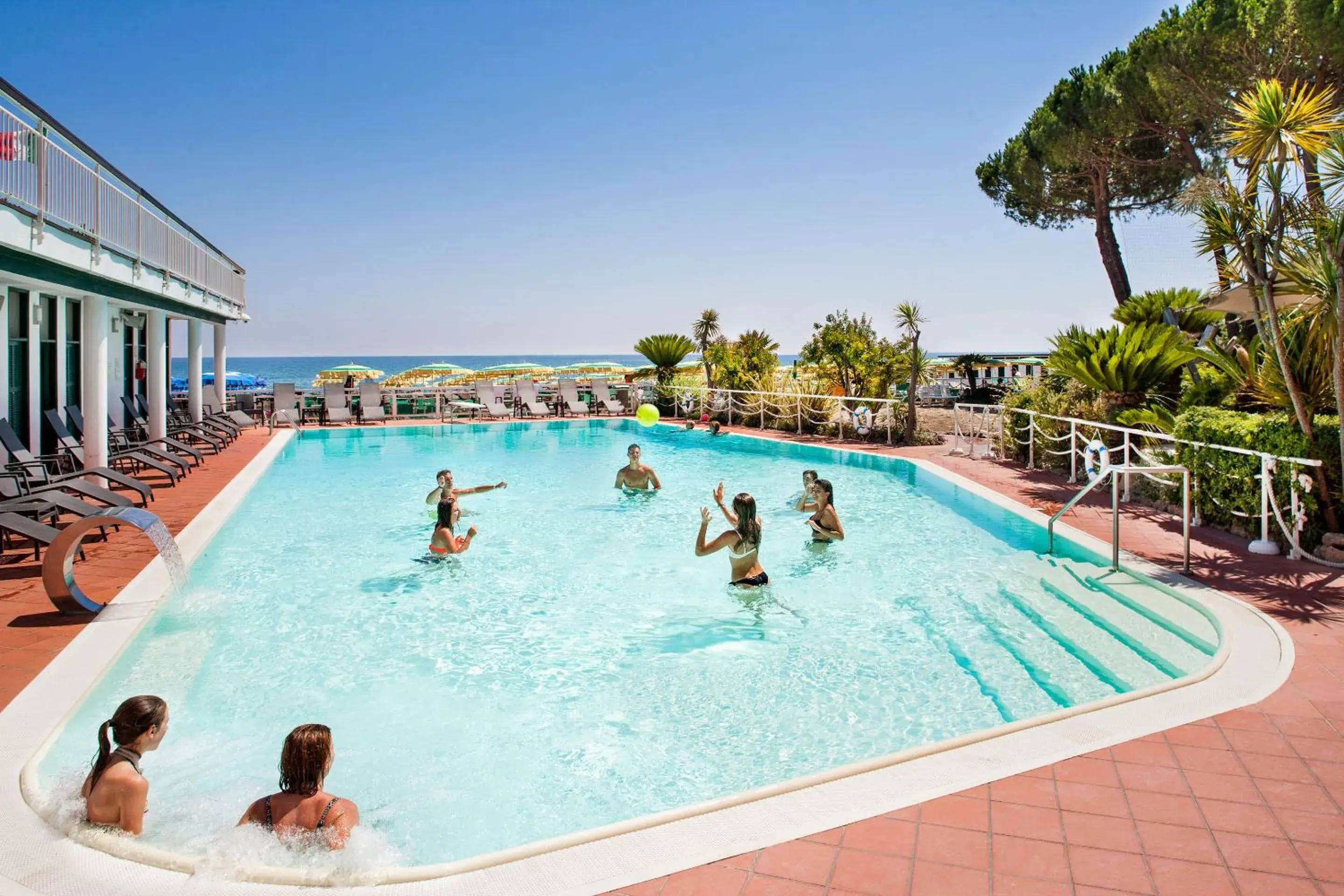 Hot Tub, Swimming Pool in Hotel Gabriella