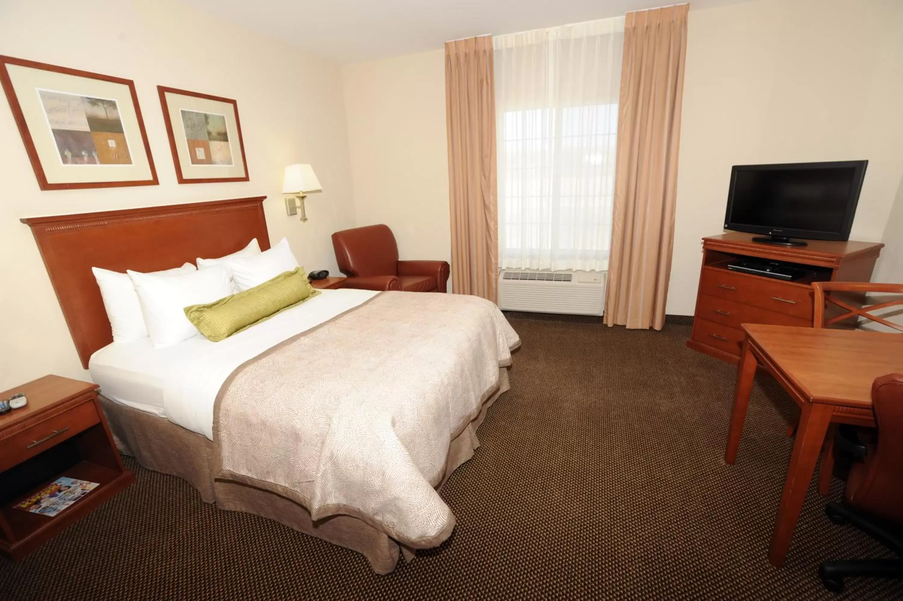 Photo of the whole room, Bed in Candlewood Suites Radcliff - Fort Knox, an IHG Hotel