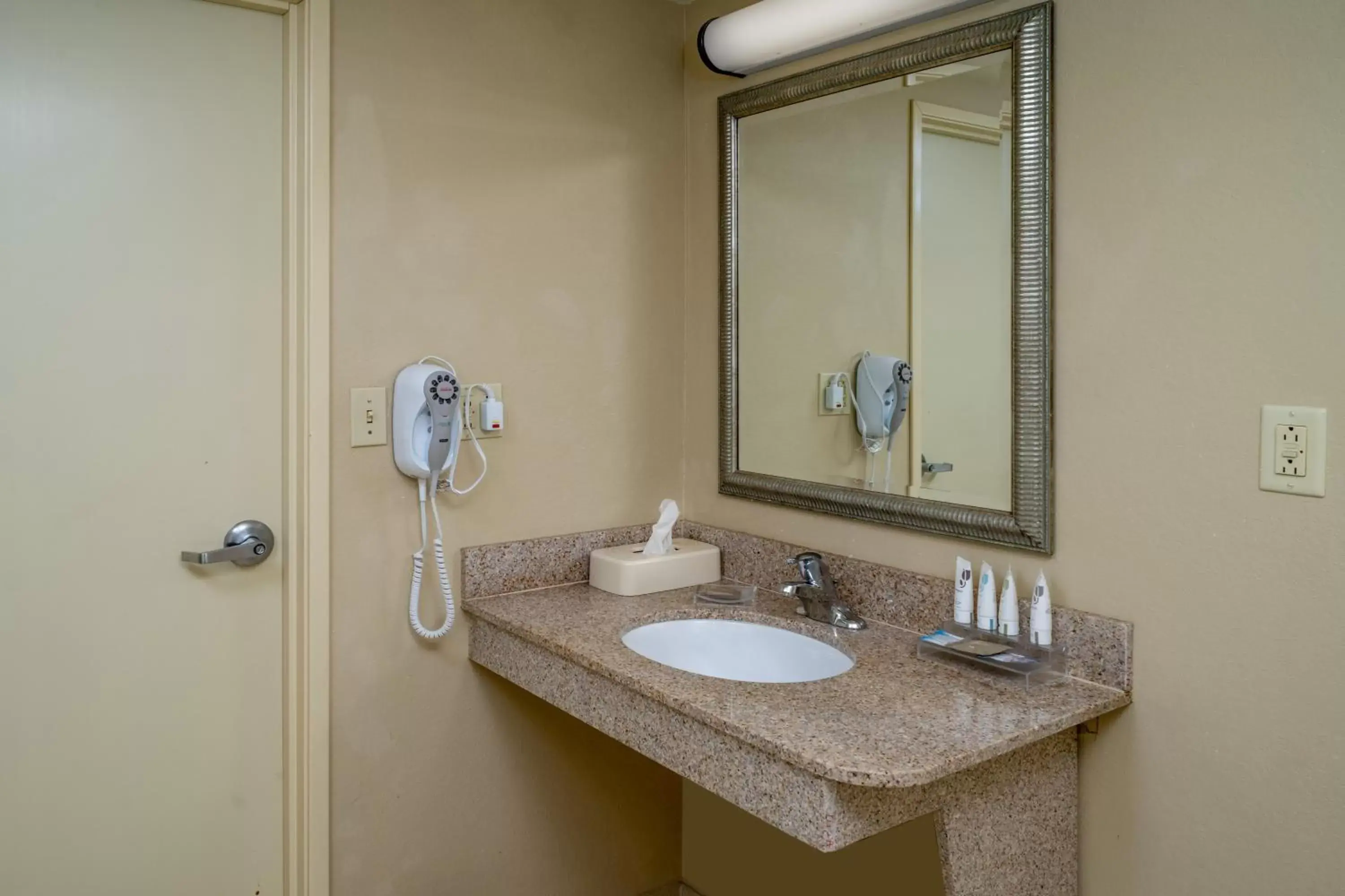 Bathroom in Country Inn & Suites by Radisson, Princeton, WV