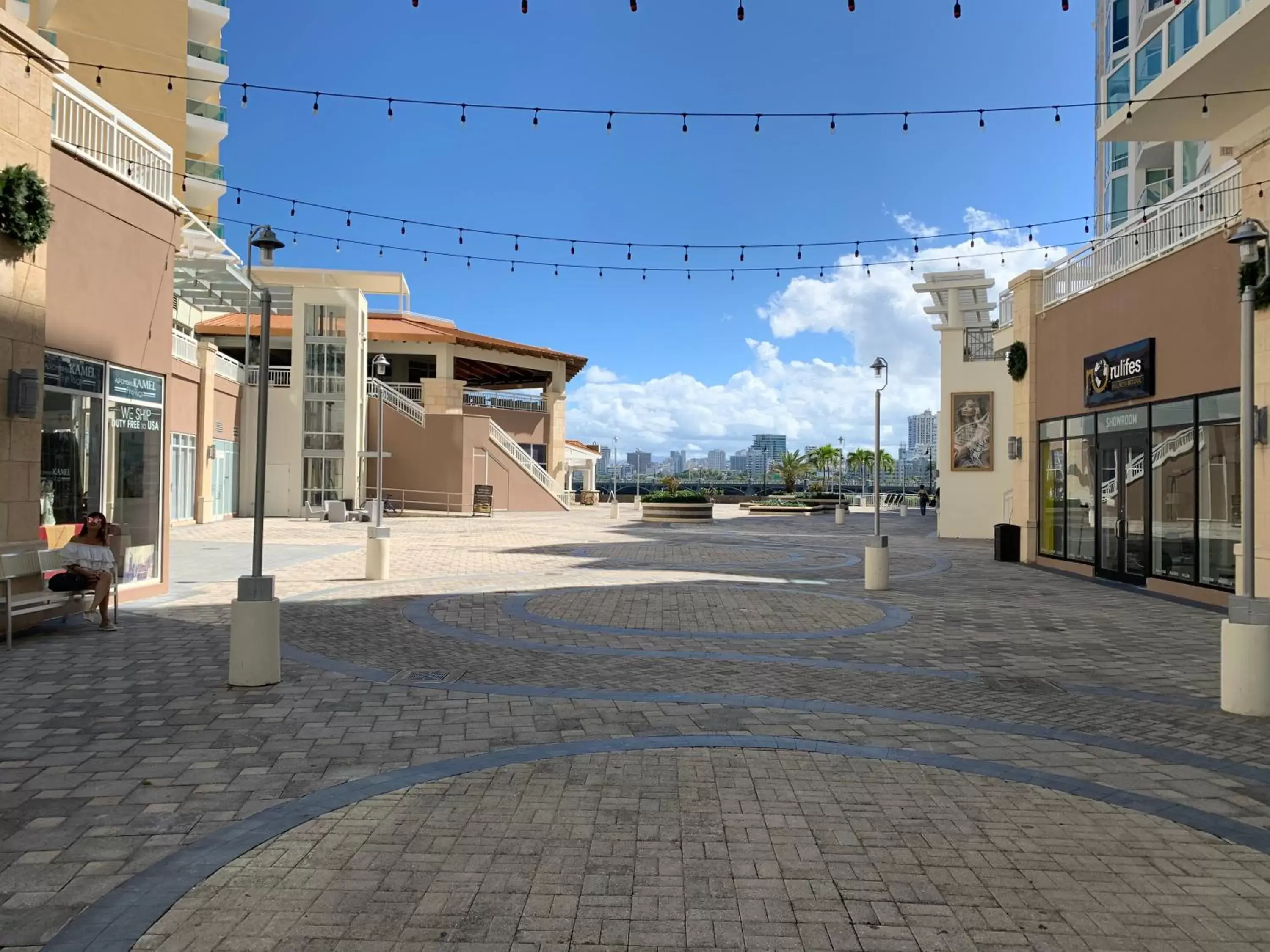Shopping Area, Property Building in Costa Bahia Hotel Paseo Caribe