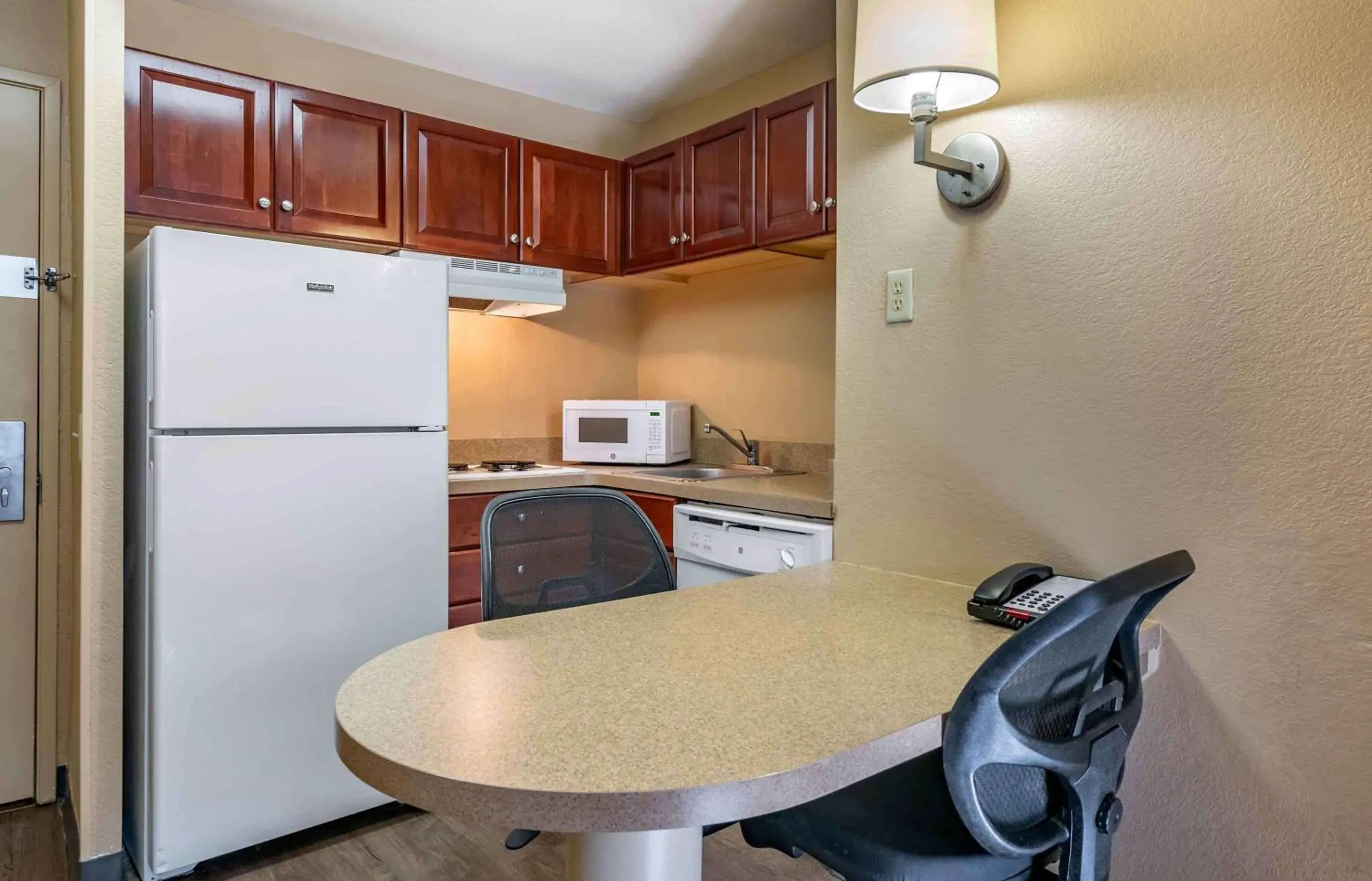 Bedroom, Kitchen/Kitchenette in Extended Stay America Suites - Raleigh - RTP - 4919 Miami Blvd