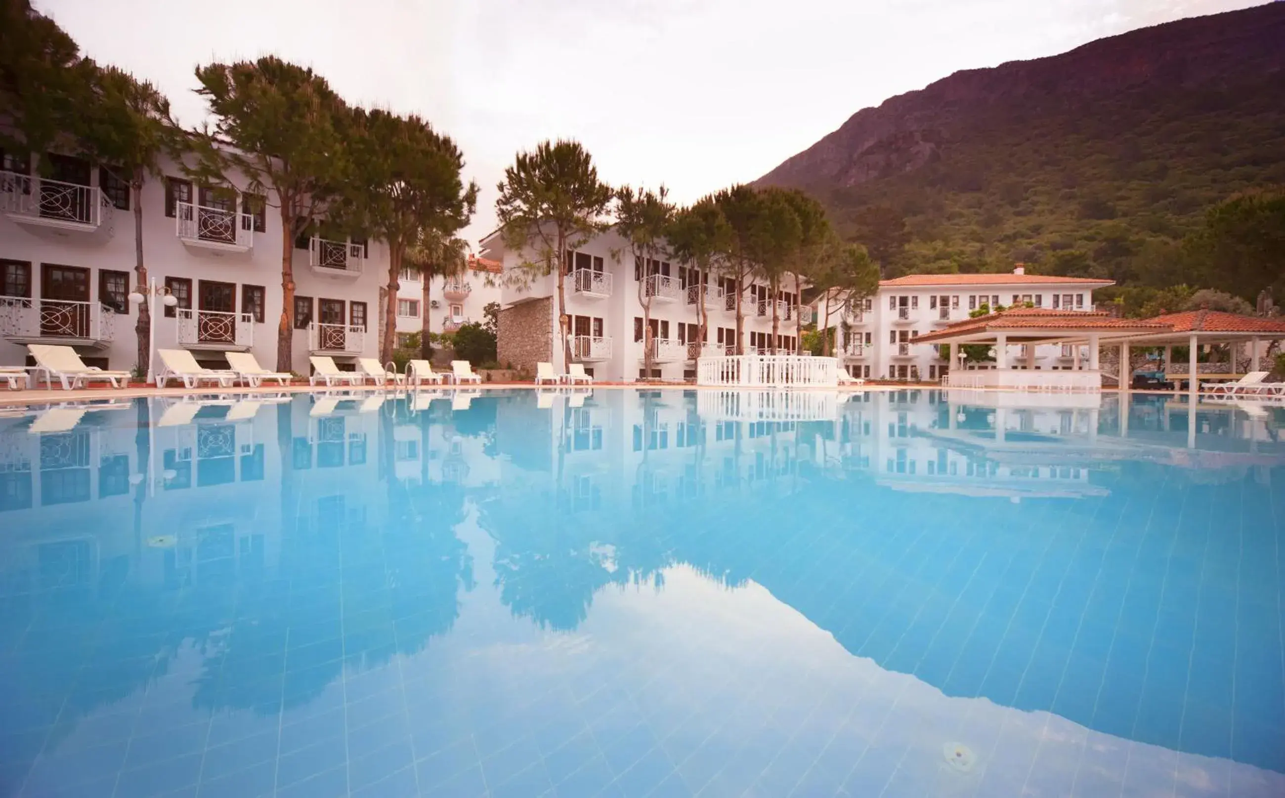 Swimming Pool in White Otel