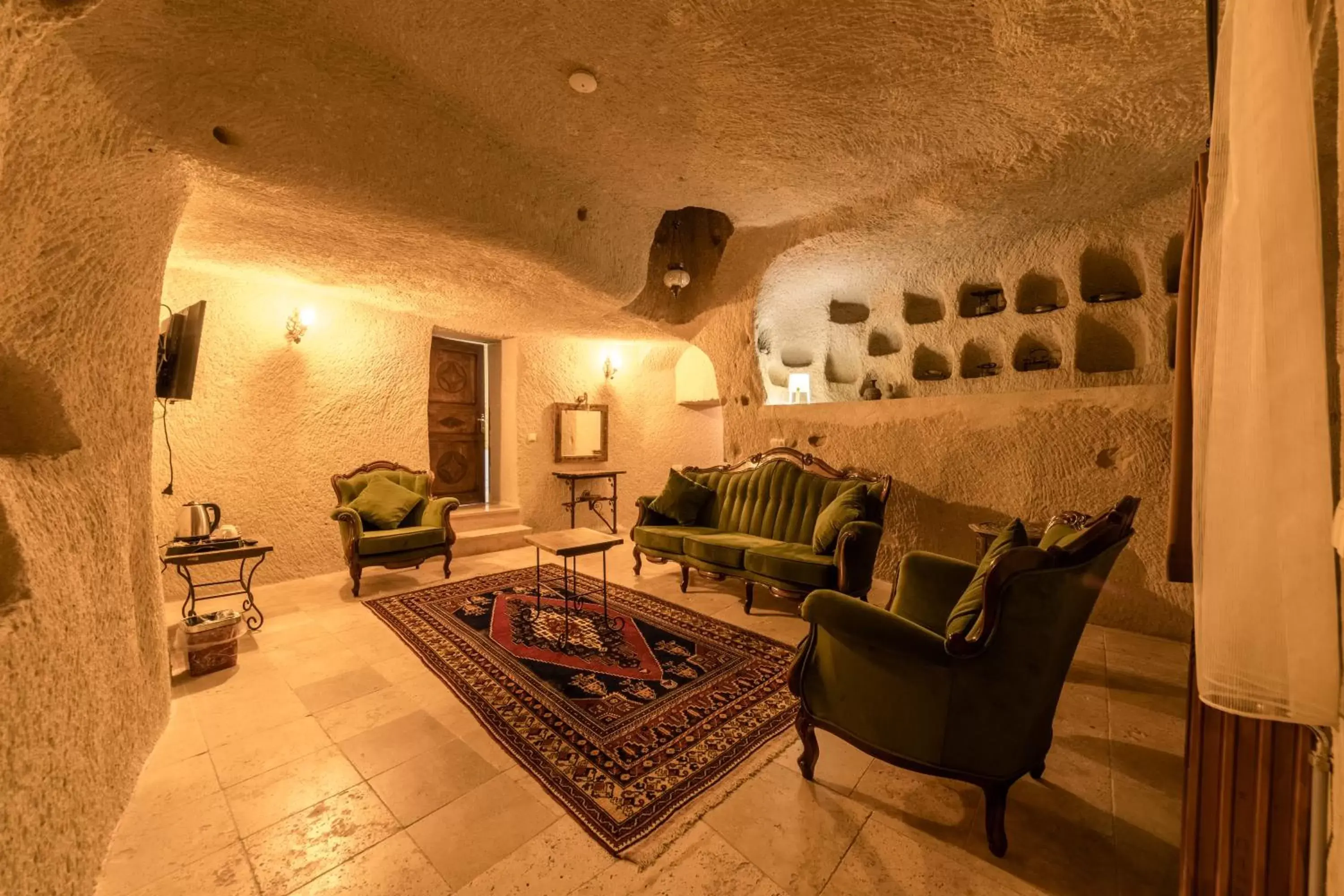 Bed, Seating Area in Elite Cave Suites