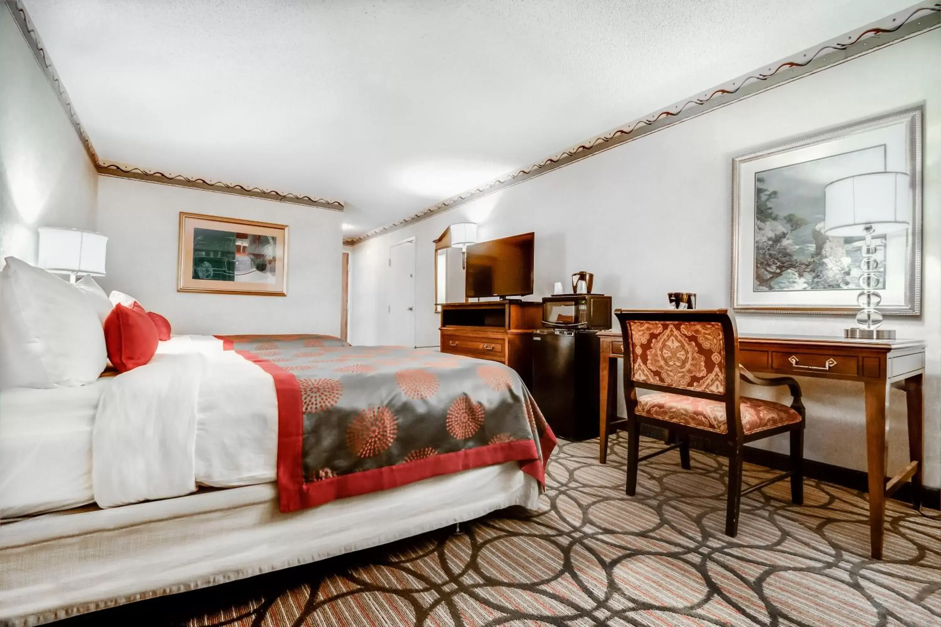 Photo of the whole room, Bed in Ramada Plaza by Wyndham Atlanta Airport
