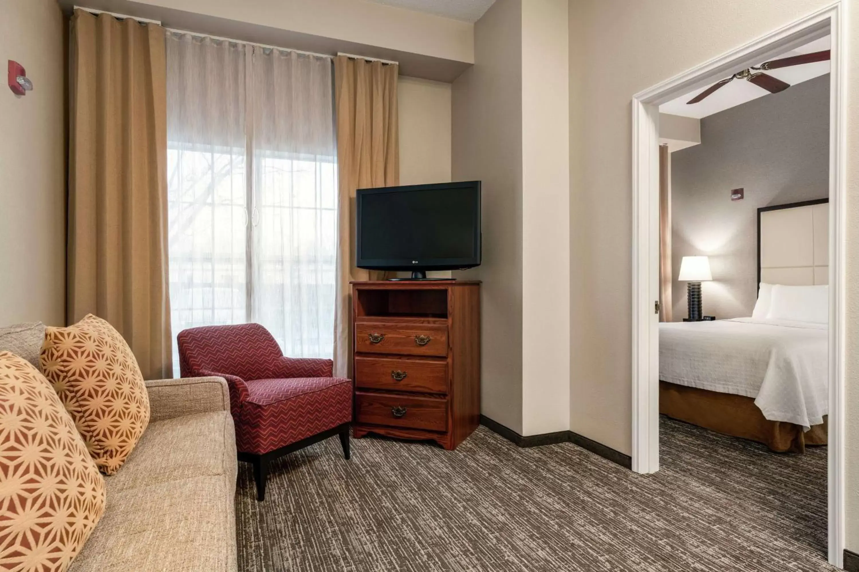 Bedroom, TV/Entertainment Center in Homewood Suites by Hilton Providence-Warwick