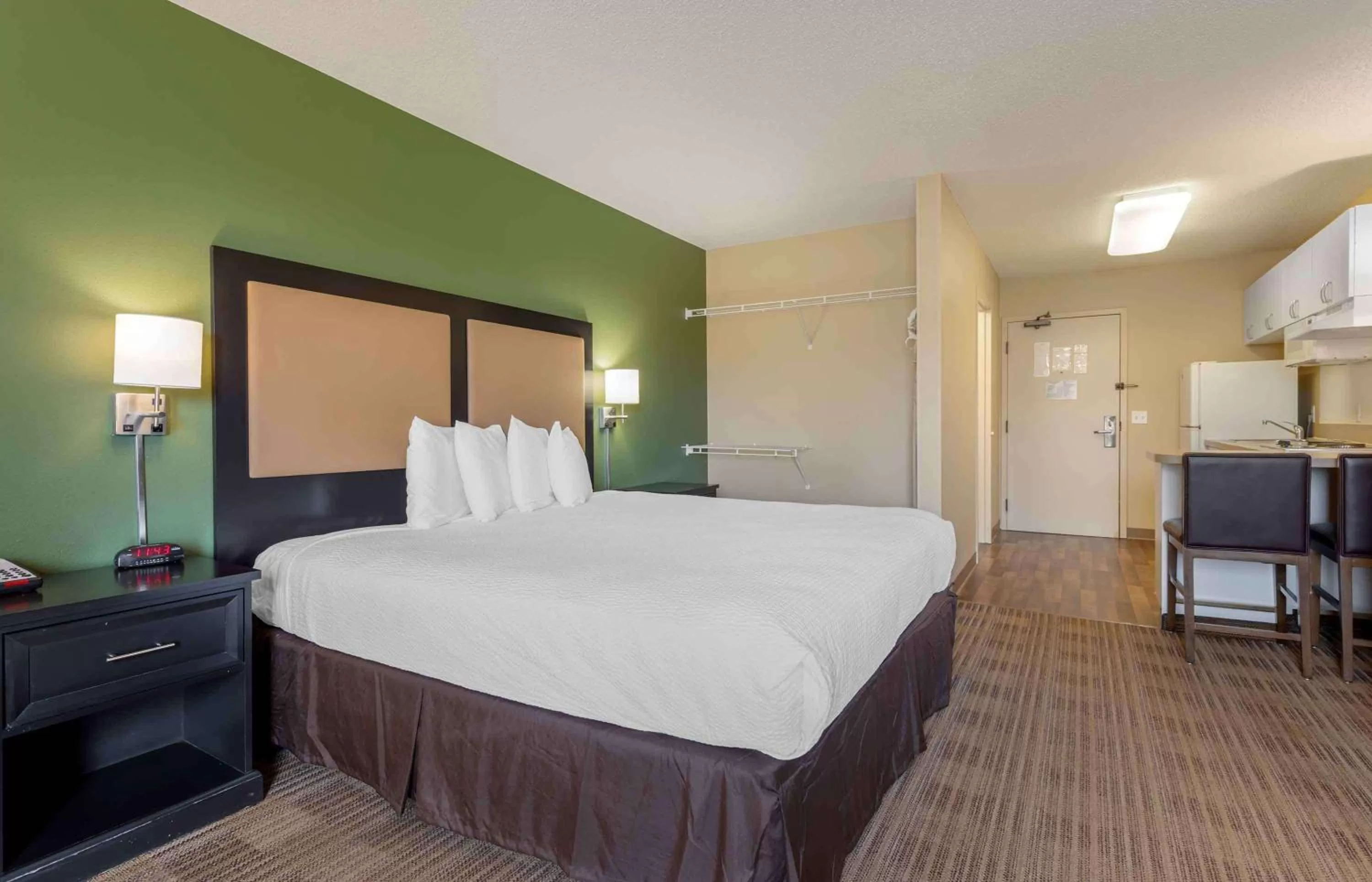 Bedroom, Bed in Extended Stay America Suites - Minneapolis - Eden Prairie - Technology Drive
