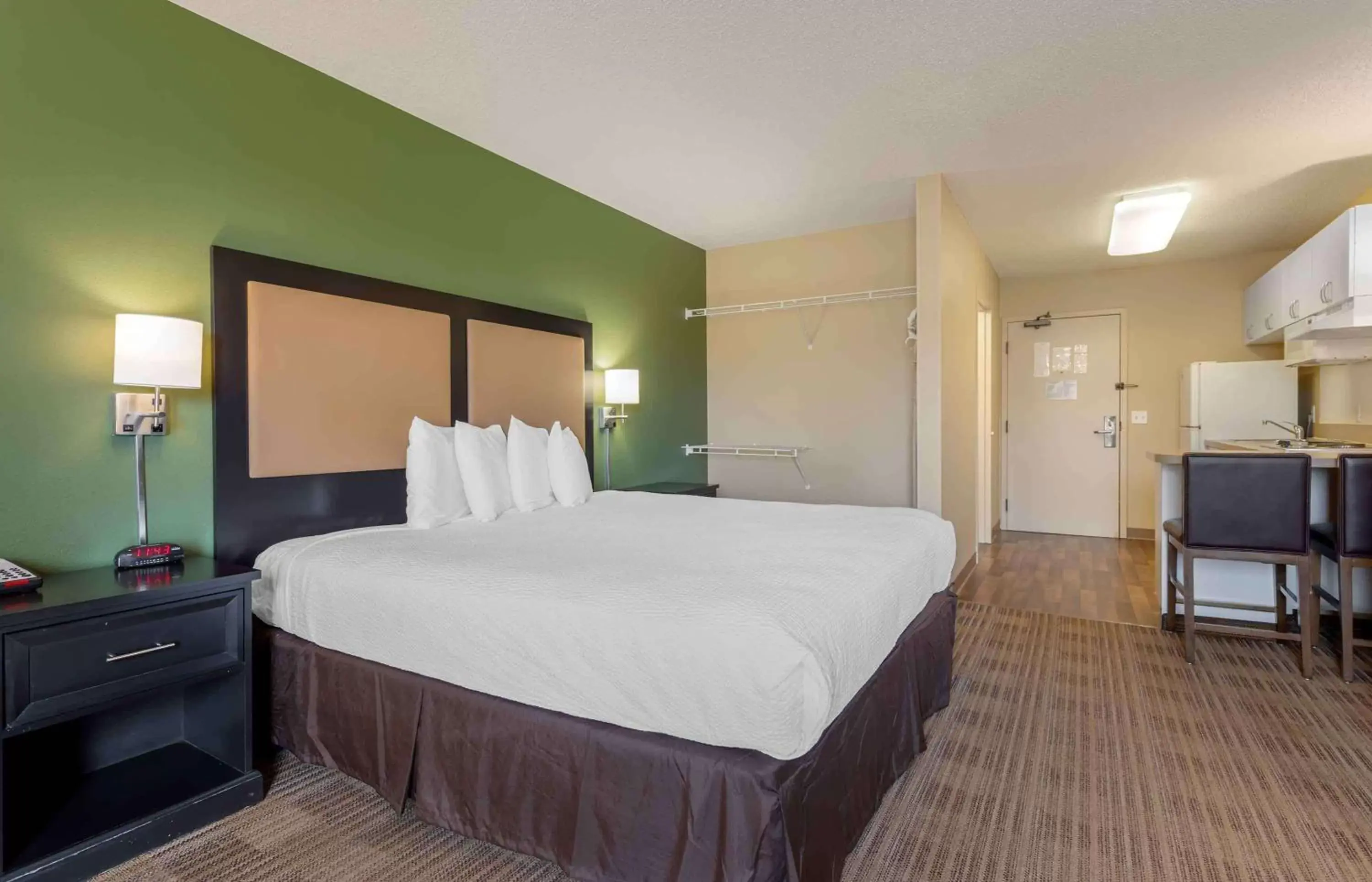 Bedroom, Bed in Extended Stay America Suites - Minneapolis - Eden Prairie - Technology Drive