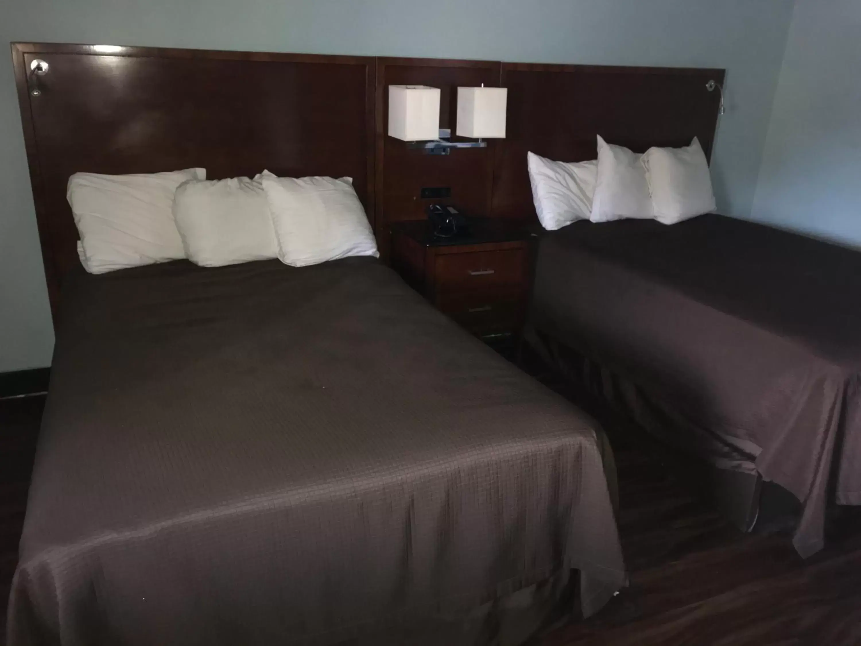 Bed in Winton Inn & Suites