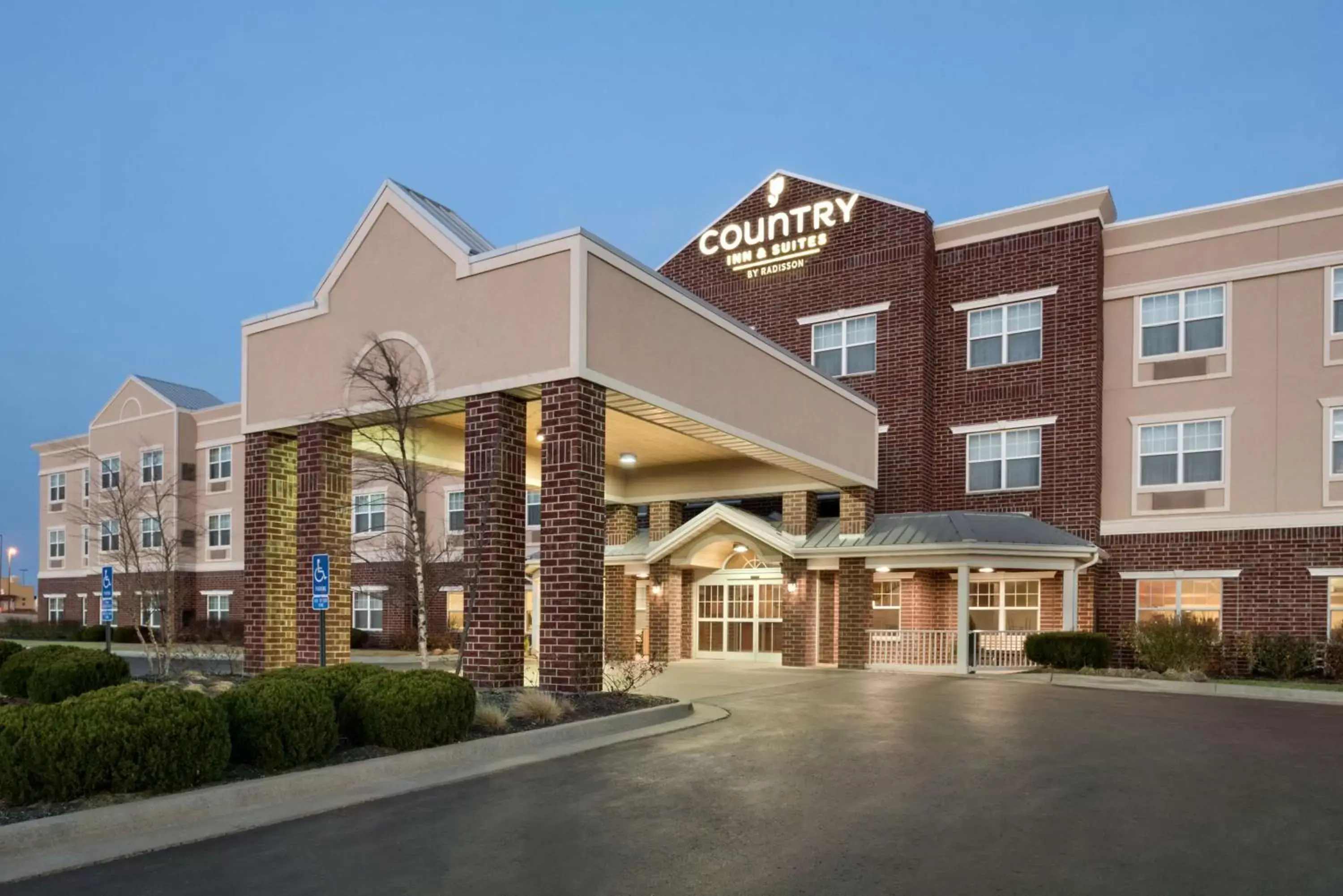 Property building in Country Inn & Suites by Radisson, Kansas City at Village West, KS