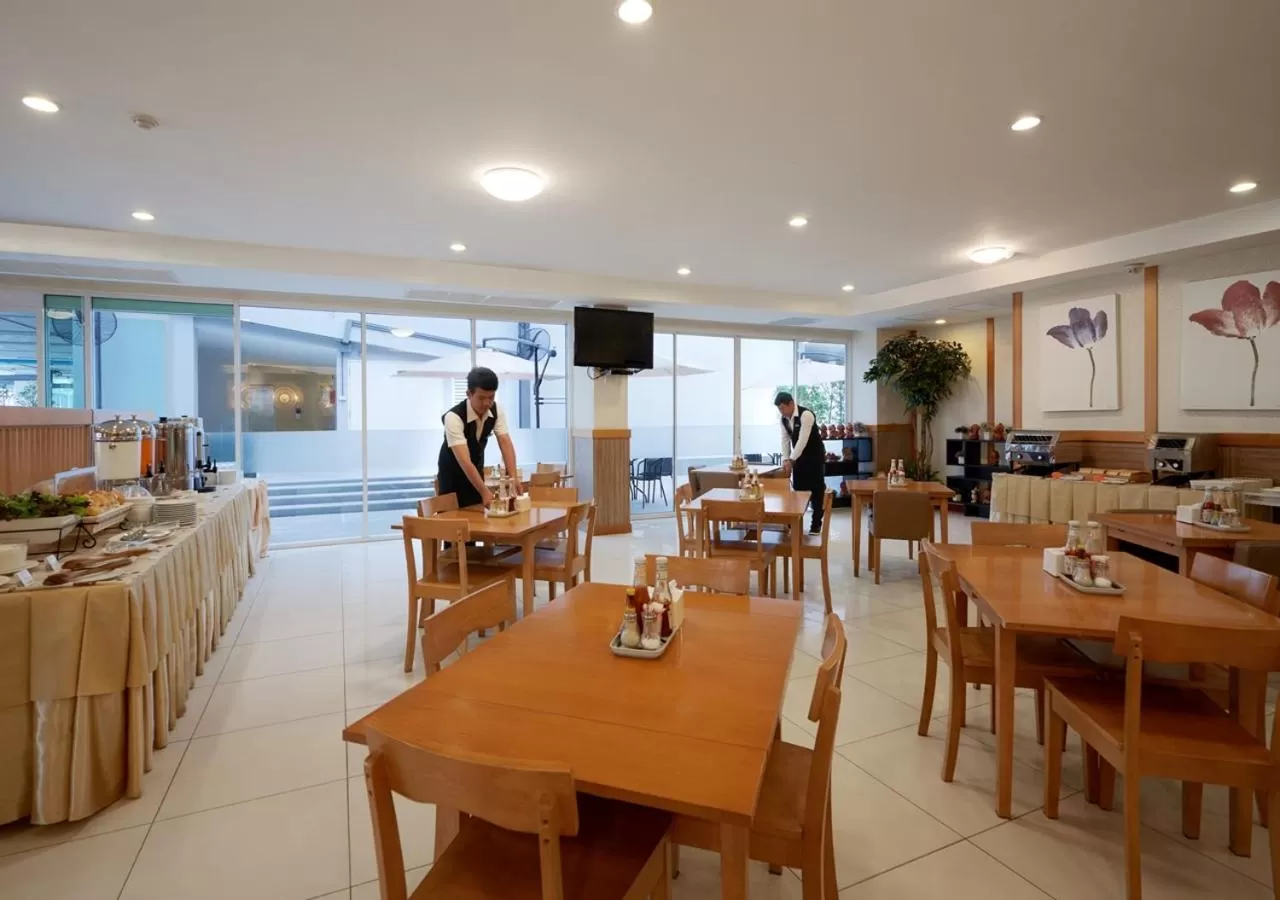 Restaurant/places to eat in Prom Ratchada Hotel