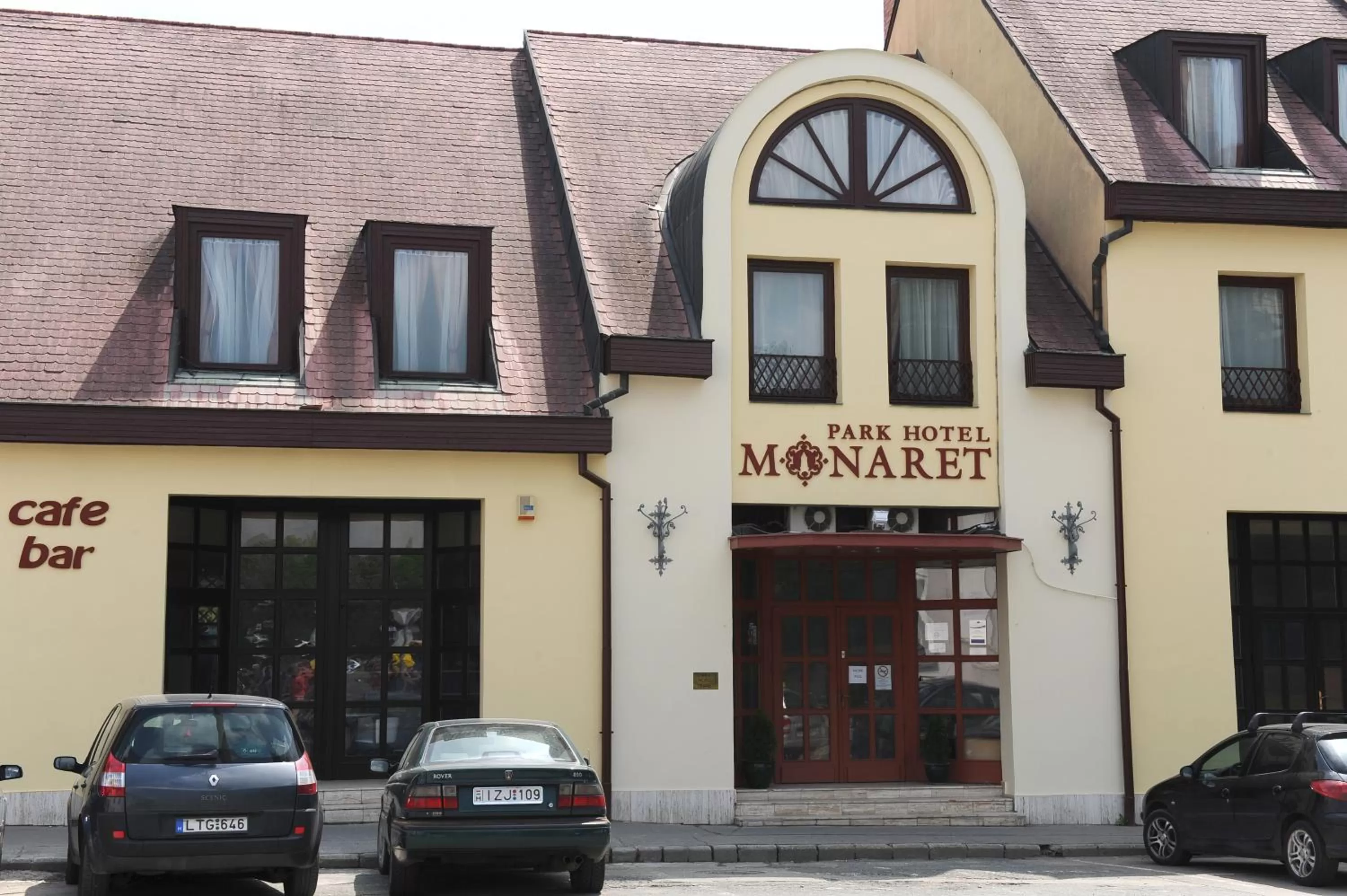 Facade/entrance in Hotel Minaret&Étterem