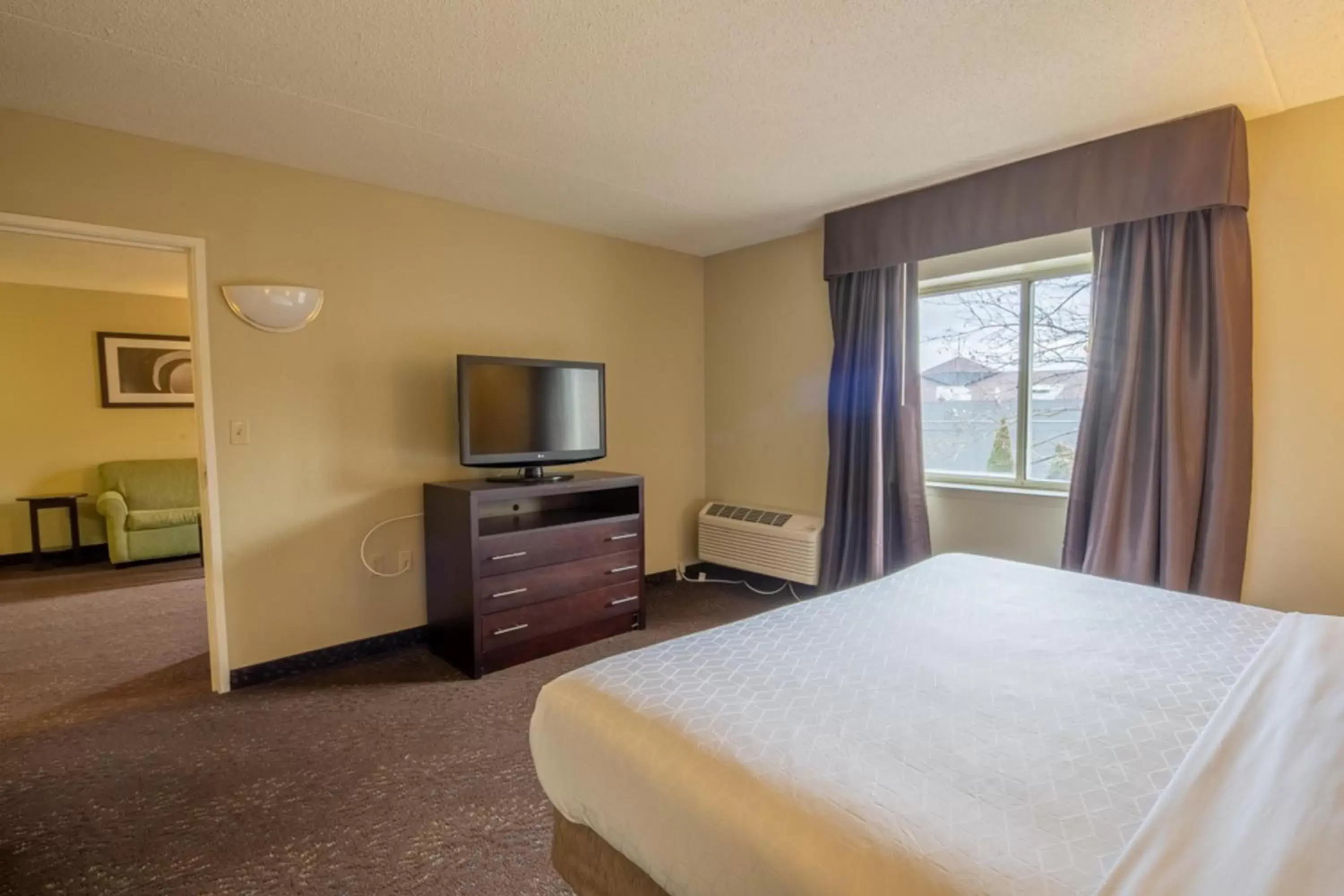 Photo of the whole room, Bed in Holiday Inn Express Hotel & Suites Pittsburgh Airport, an IHG Hotel