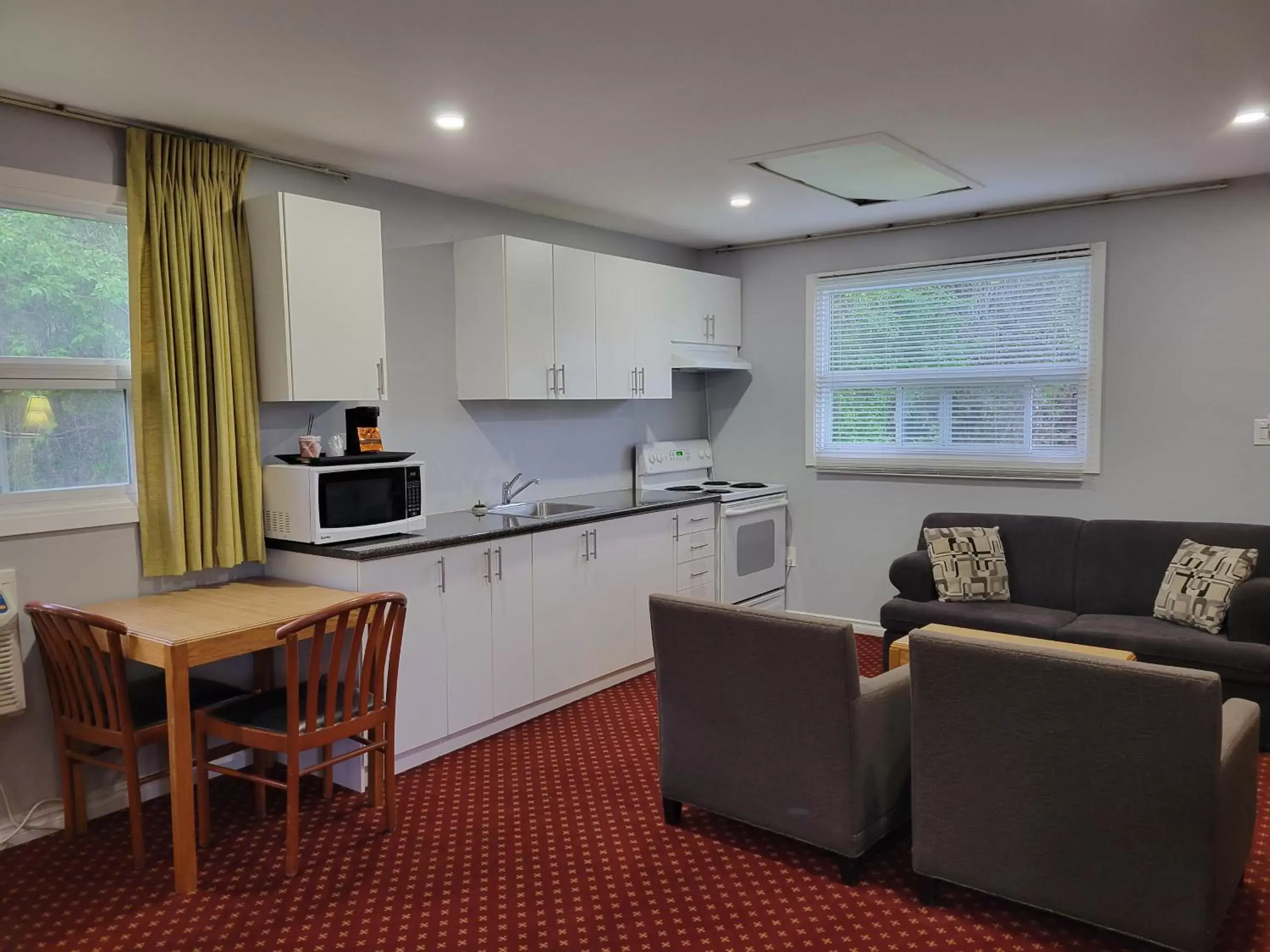 Kitchen or kitchenette, Seating Area in Knights Inn Cobourg