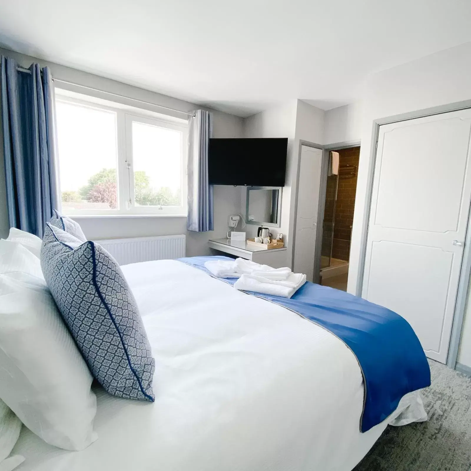 Bedroom, Bed in South Sands Hotel