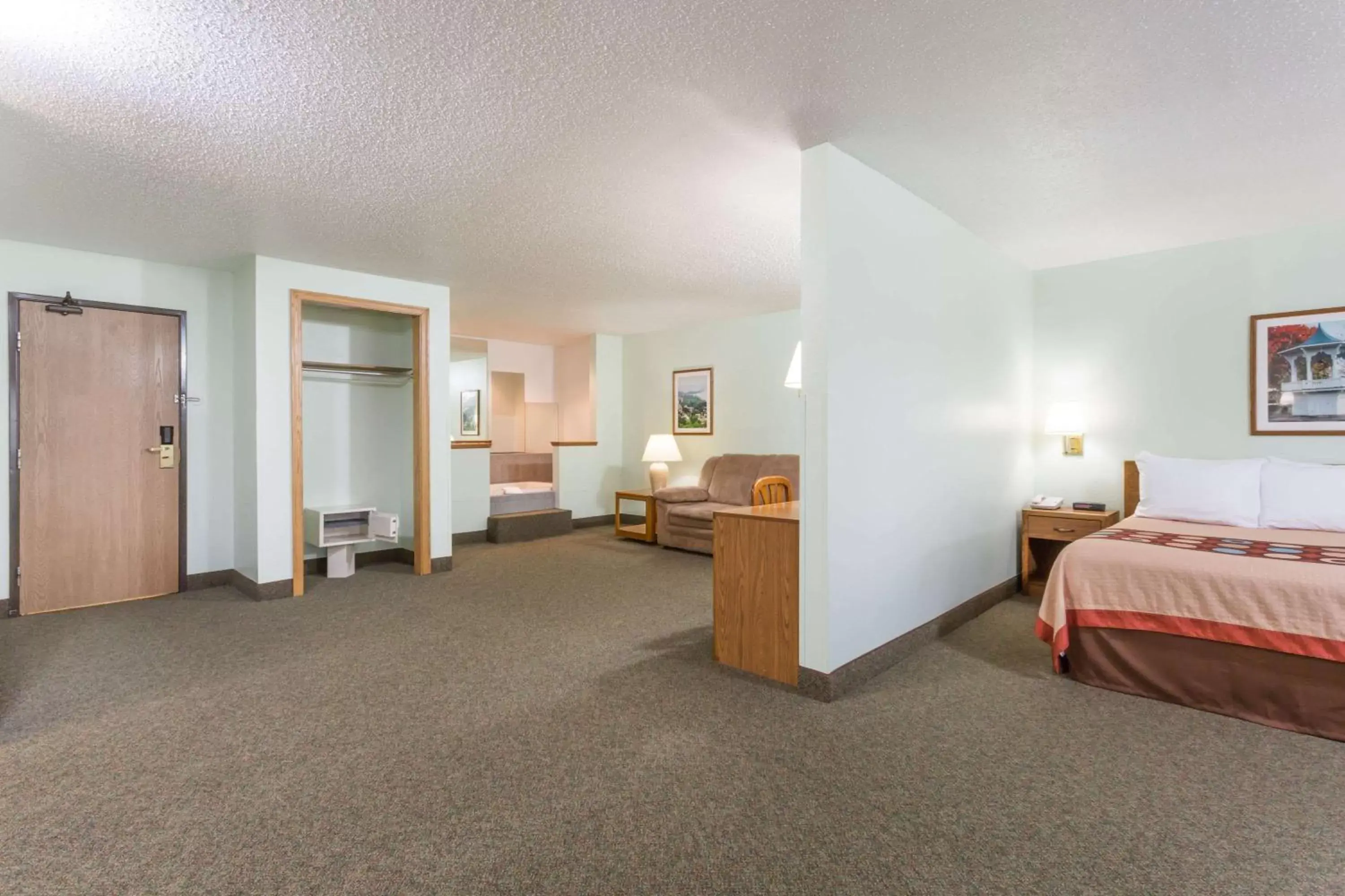 Photo of the whole room, Bed in Super 8 by Wyndham Gallipolis Pt Pleasant Area
