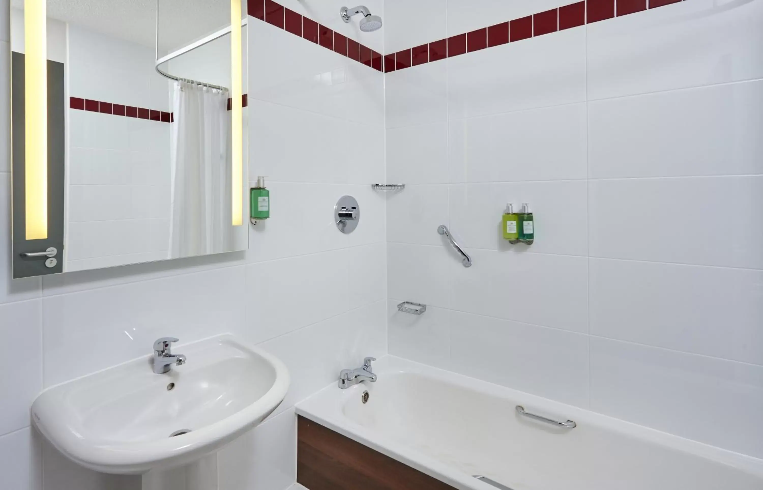 Shower, Bathroom in Leonardo Hotel Milton Keynes - Formerly Jurys Inn