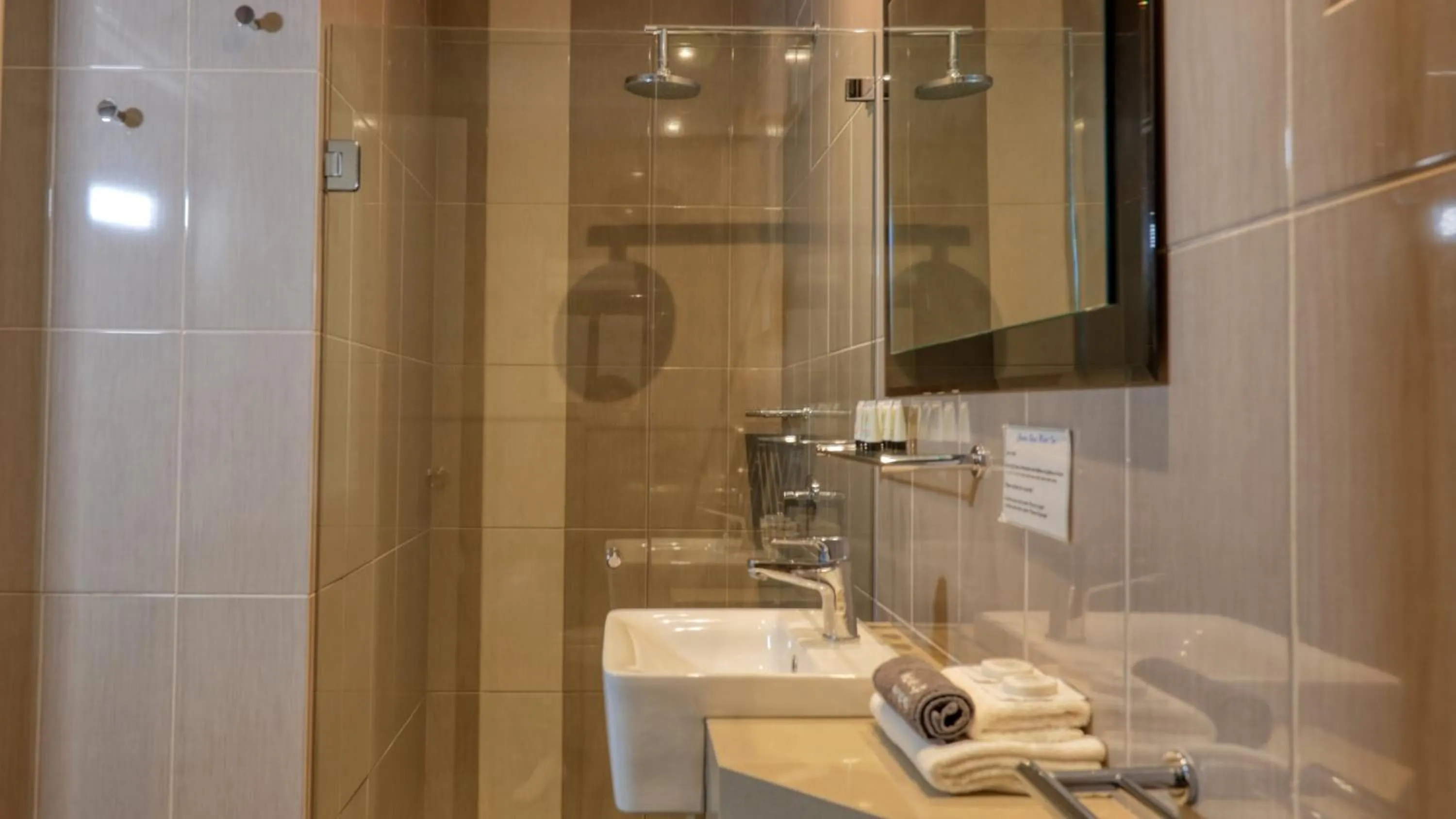 Shower in Charles Rasp Motor Inn & Cottages