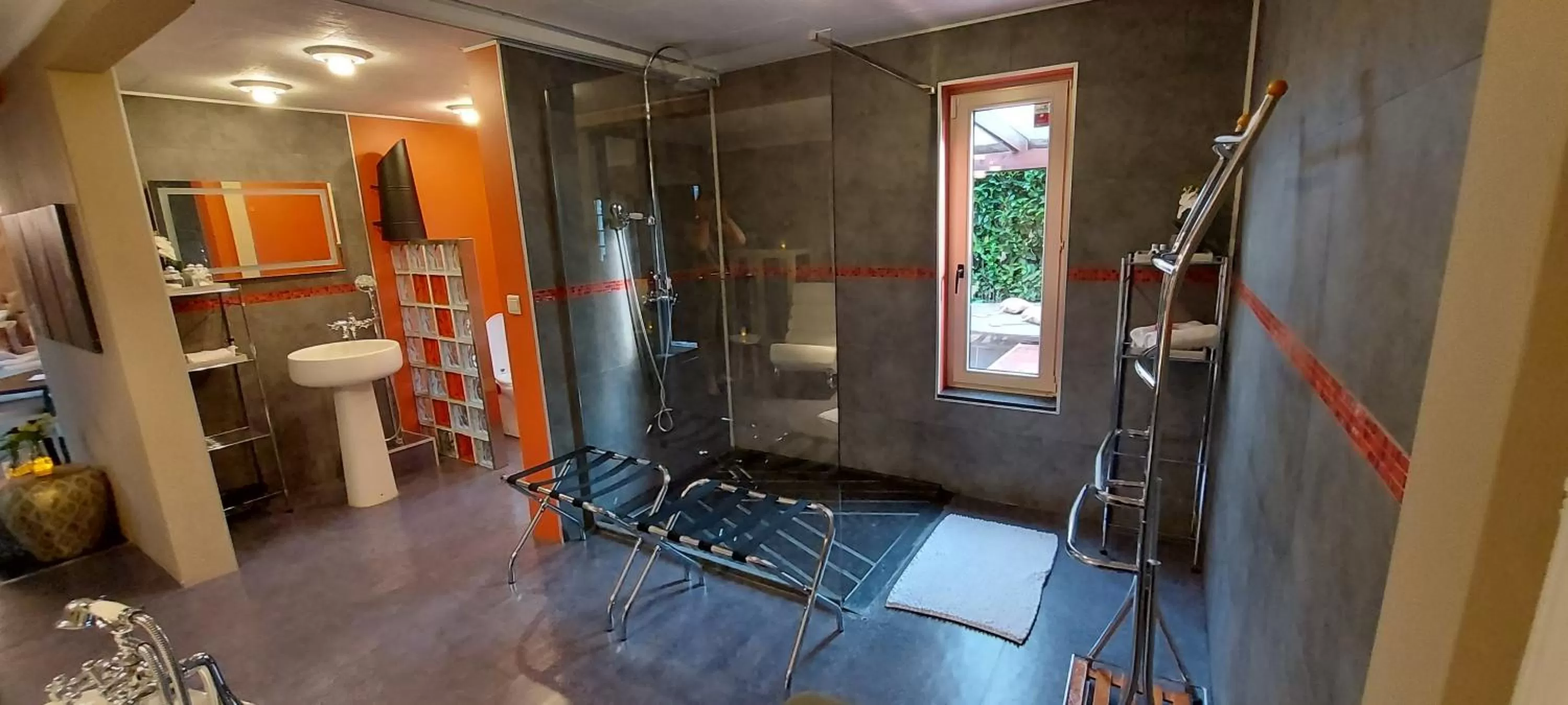 Shower in Le Nid d'Ange