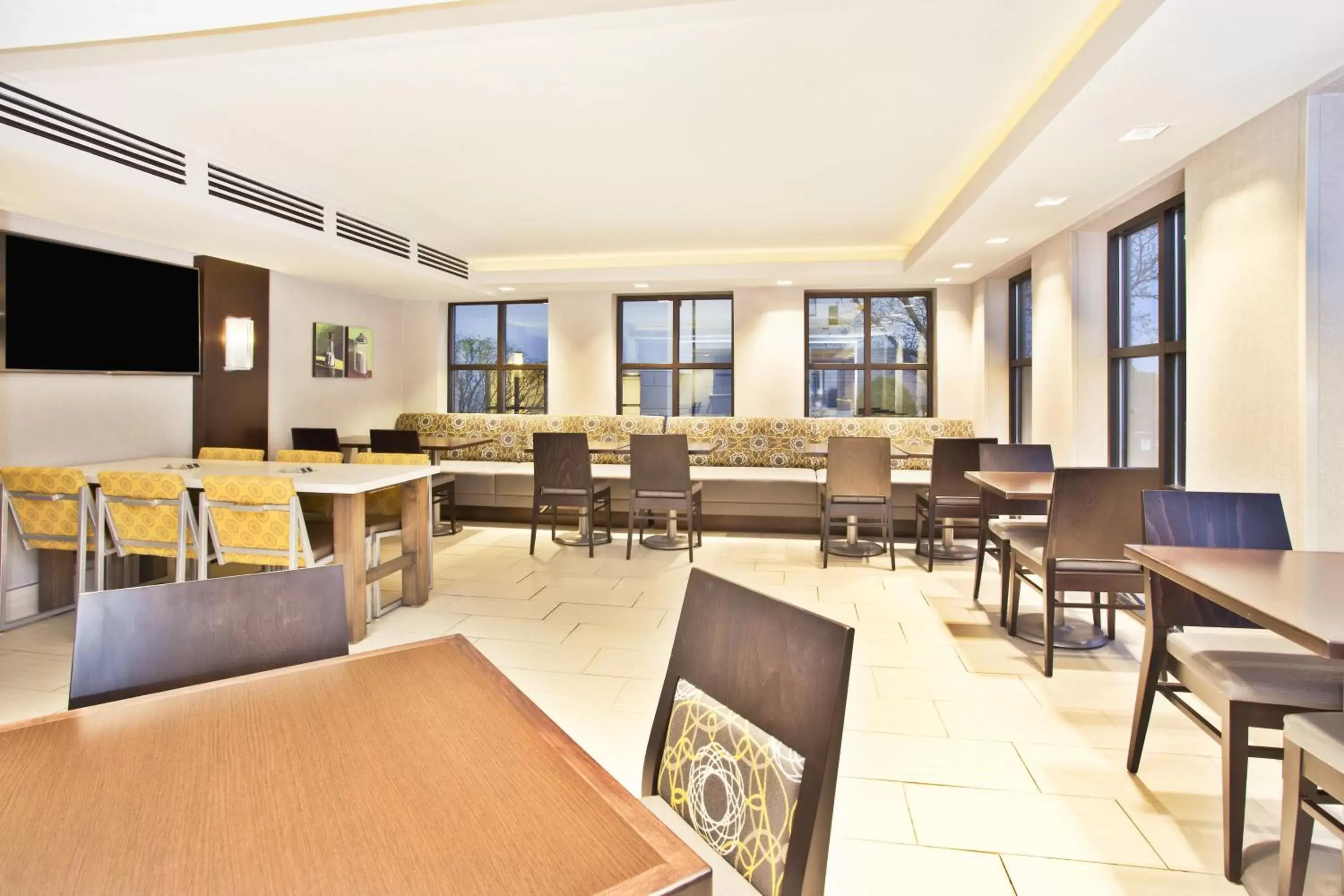 Breakfast, Restaurant/Places to Eat in Holiday Inn Express Boston-Waltham, an IHG Hotel