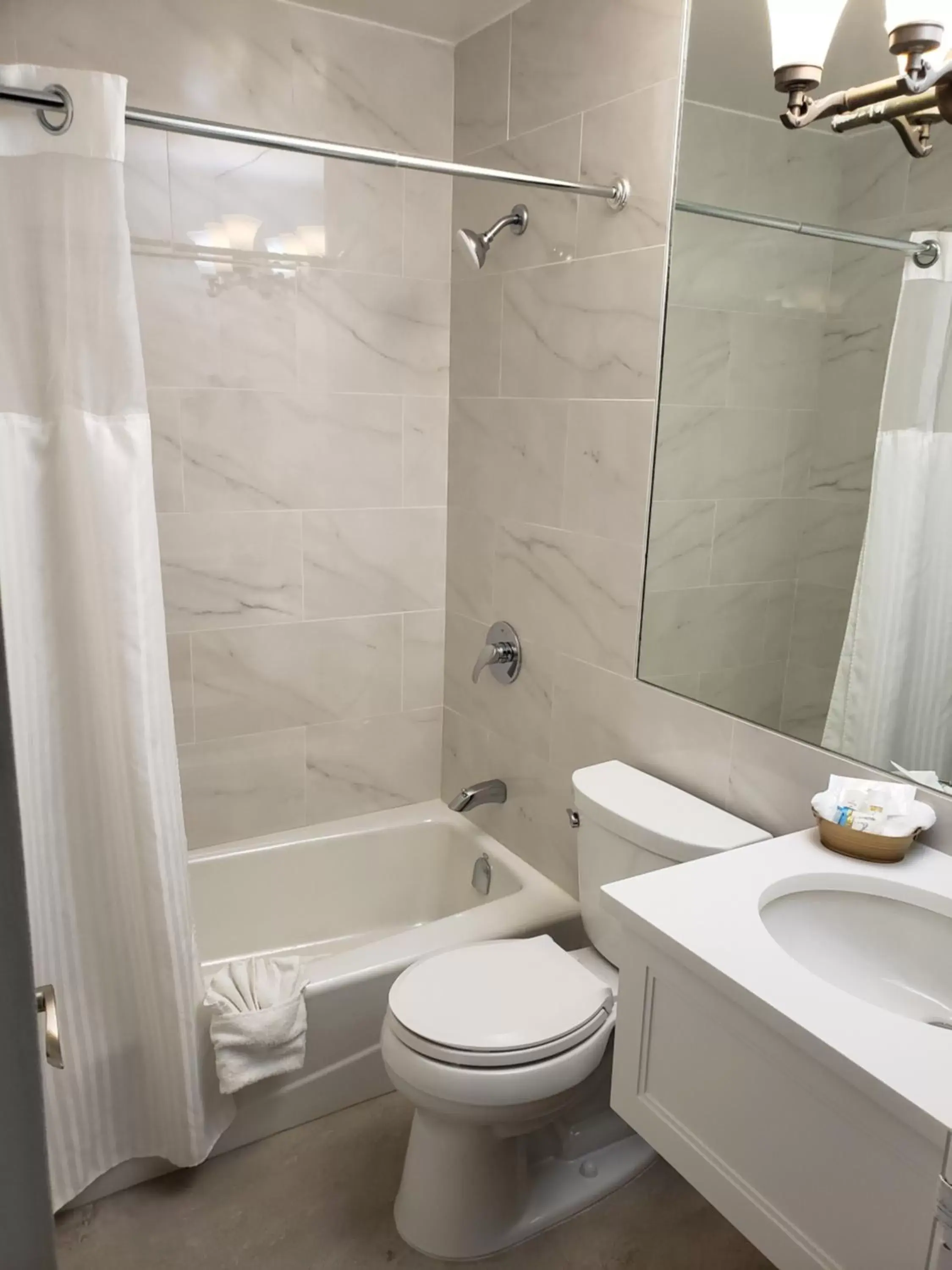 Shower, Bathroom in Arbutus Inn