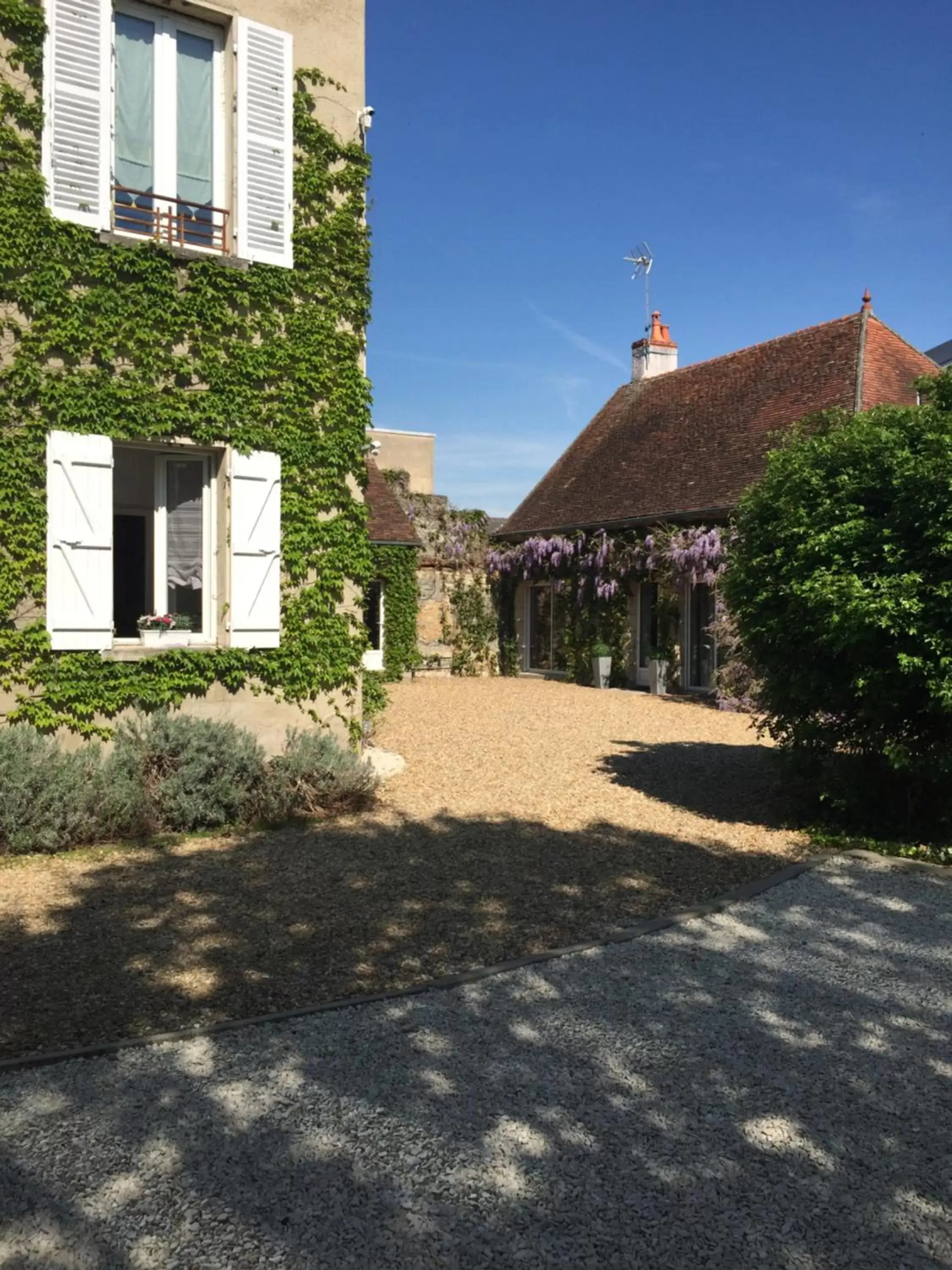 Facade/entrance, Property Building in Chambre d'Hôtes des Ducs