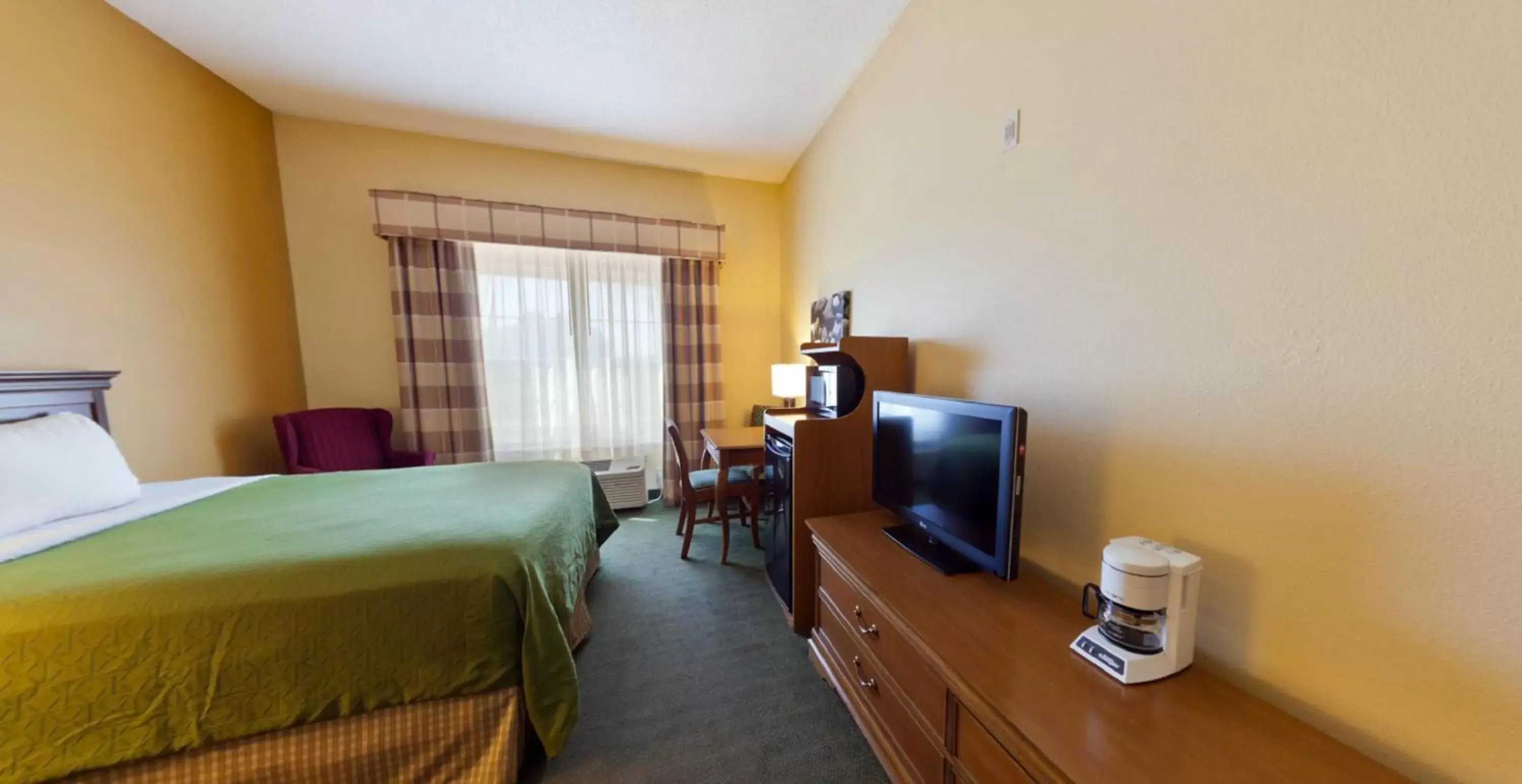 Bed, TV/Entertainment Center in Country Inn & Suites by Radisson, Salina, KS
