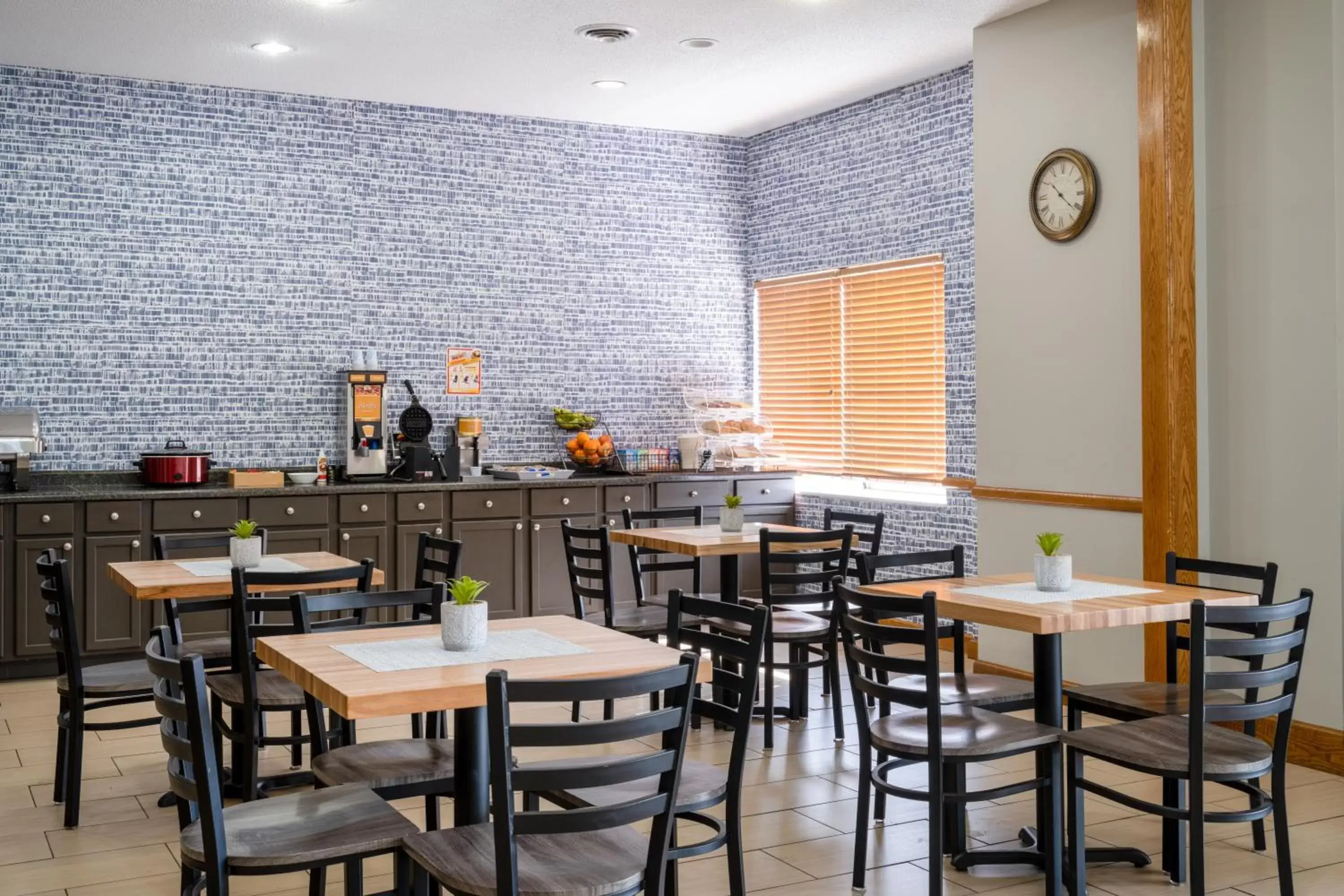 Food and drinks, Restaurant/Places to Eat in AmericInn by Wyndham Cedar Rapids North