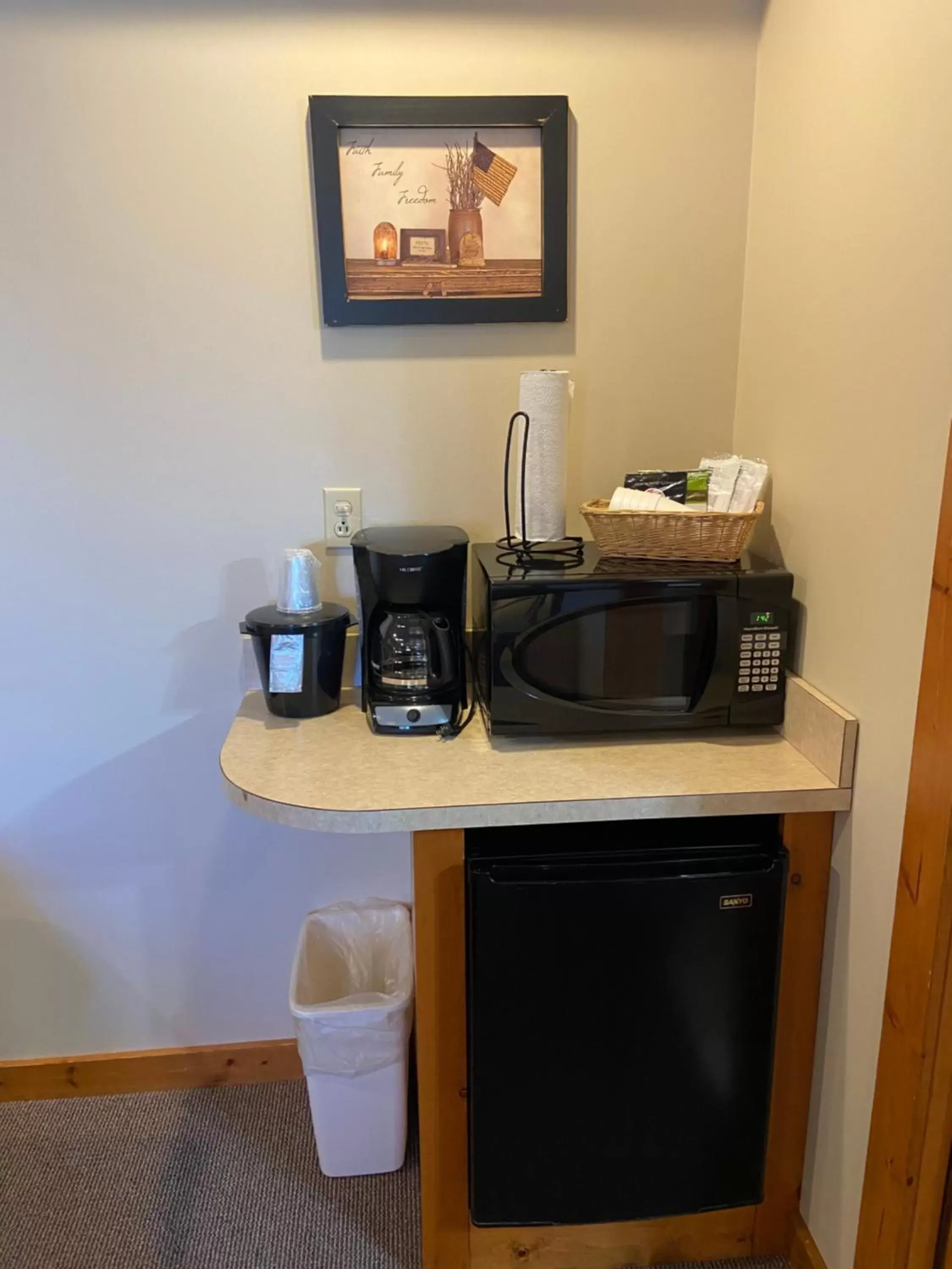 Coffee/tea facilities, Kitchen/Kitchenette in The Garrett Inn