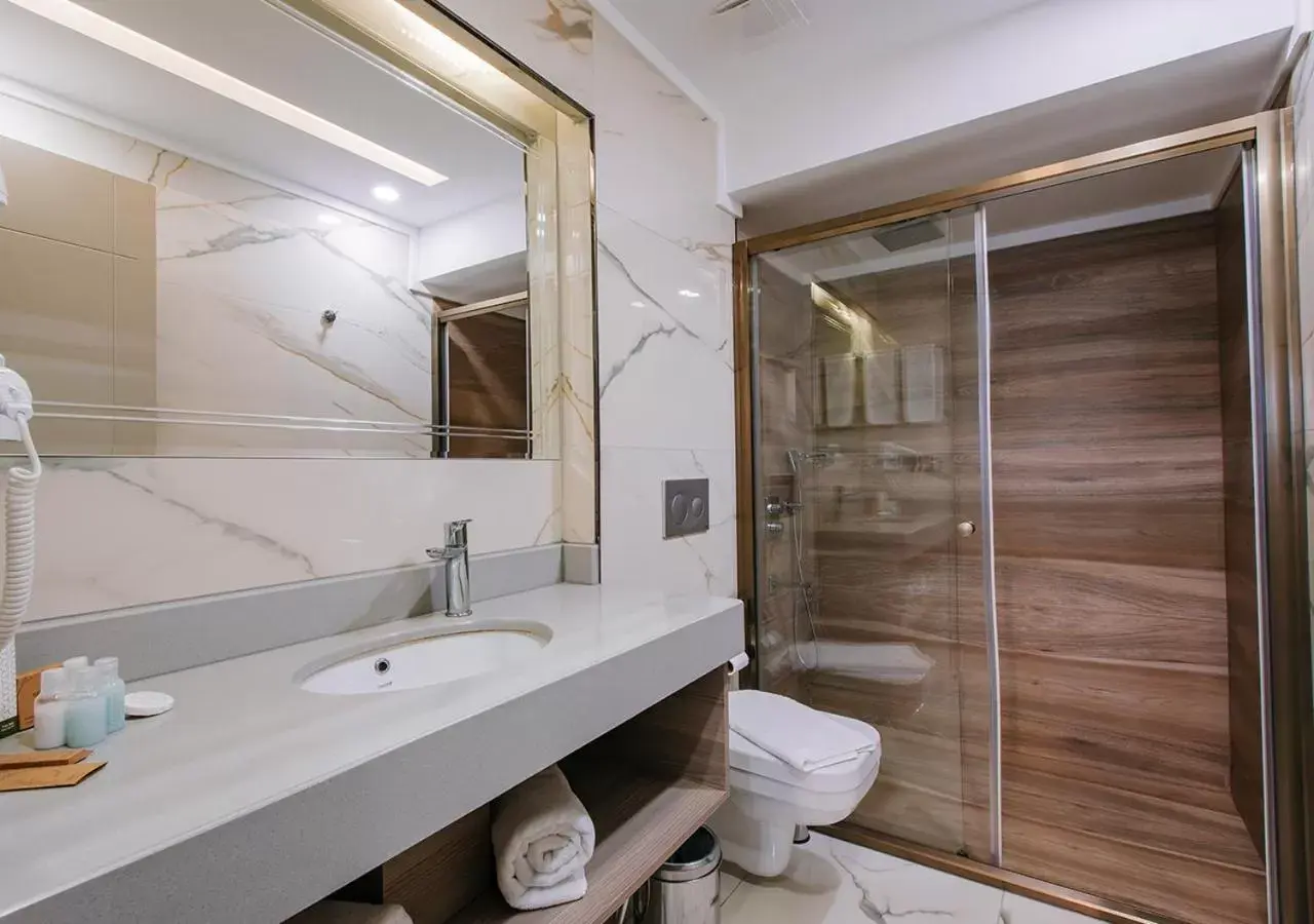 Shower, Bathroom in Peerless Villas Hotel