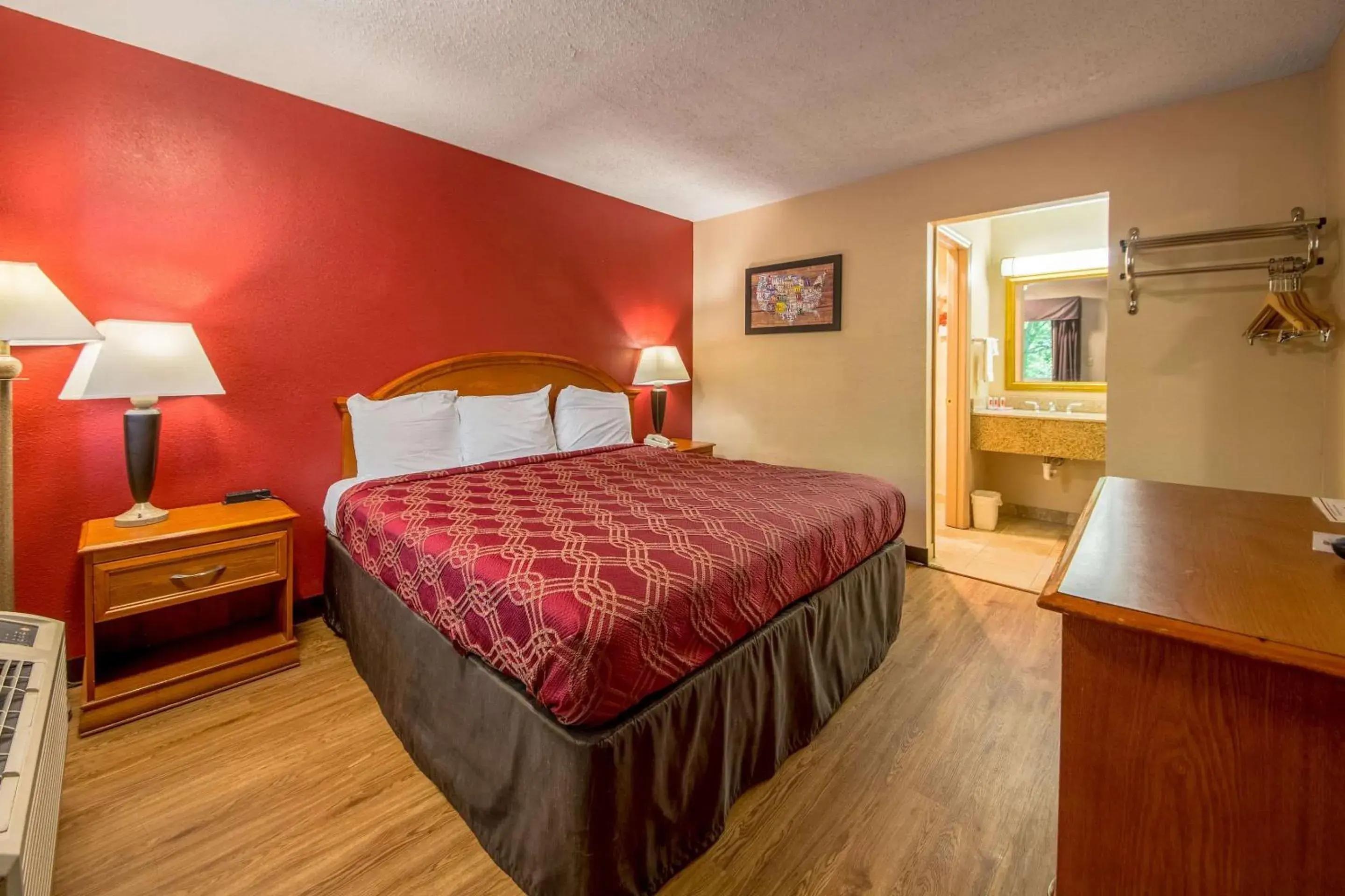 Photo of the whole room, Bed in Econo Lodge Mount Laurel