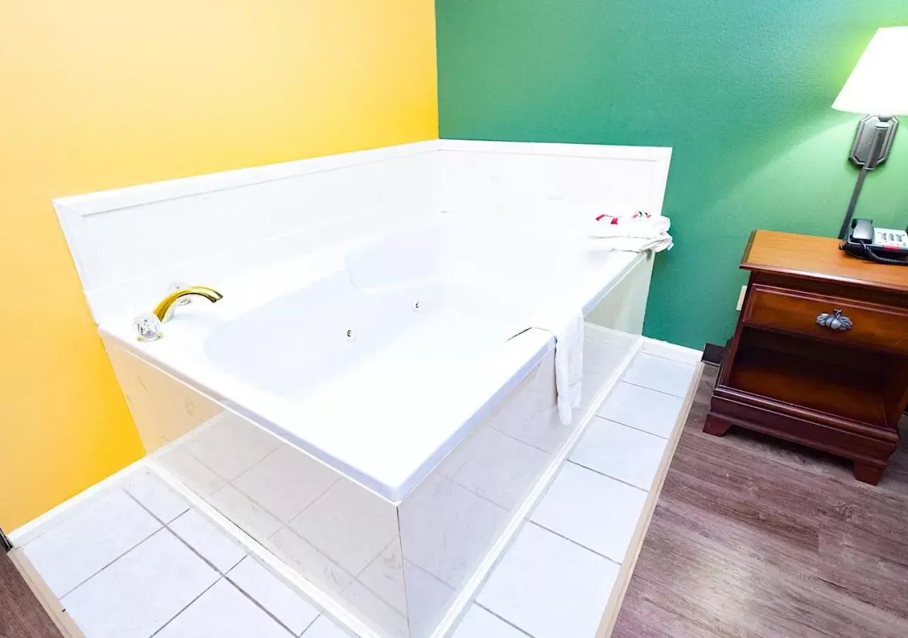 Hot Tub, Bathroom in Super 8 by Wyndham Searcy AR