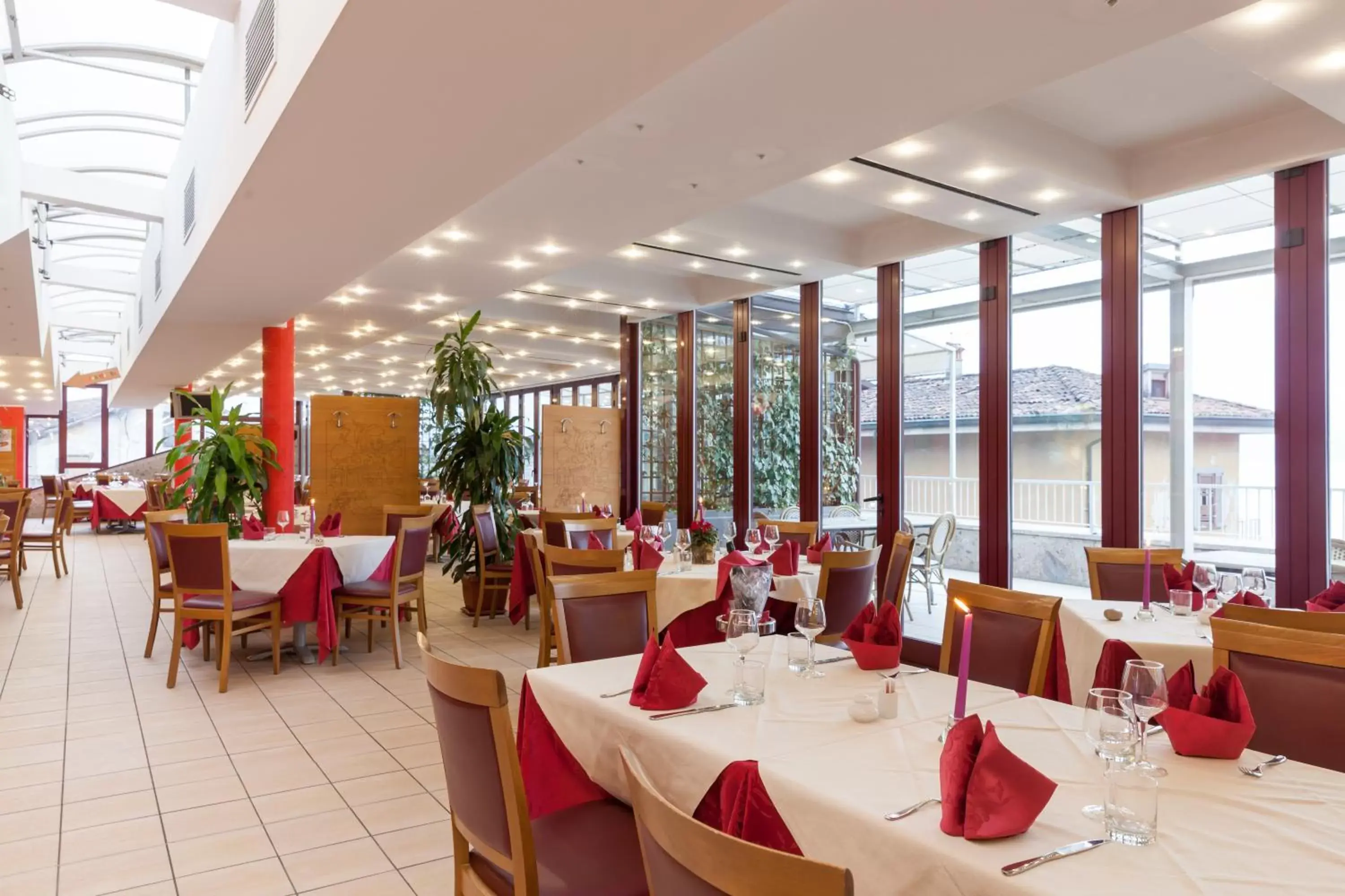 Restaurant/Places to Eat in Hotel Lovere Resort & Spa