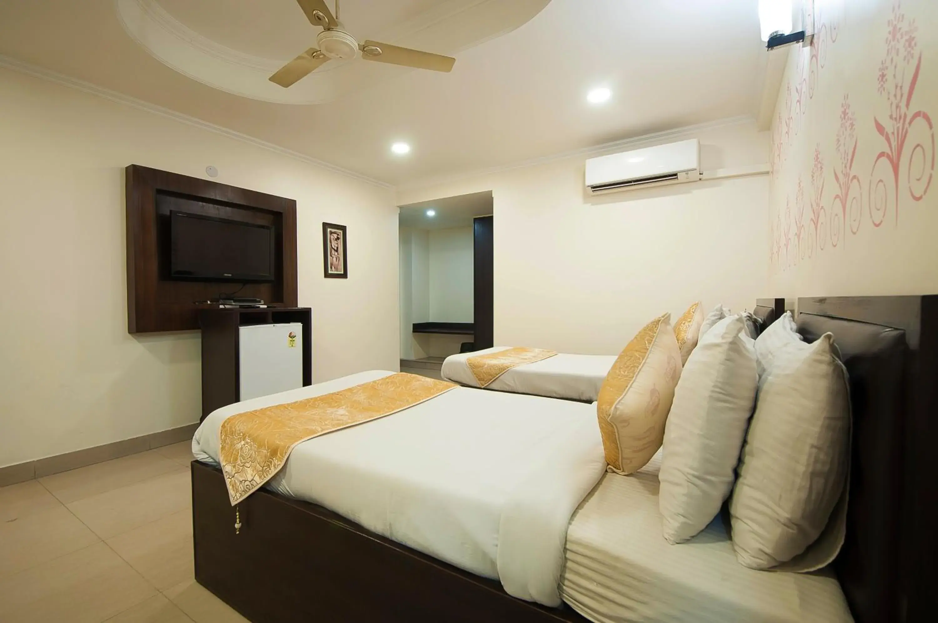 Bedroom, Bed in Hotel Dakha International