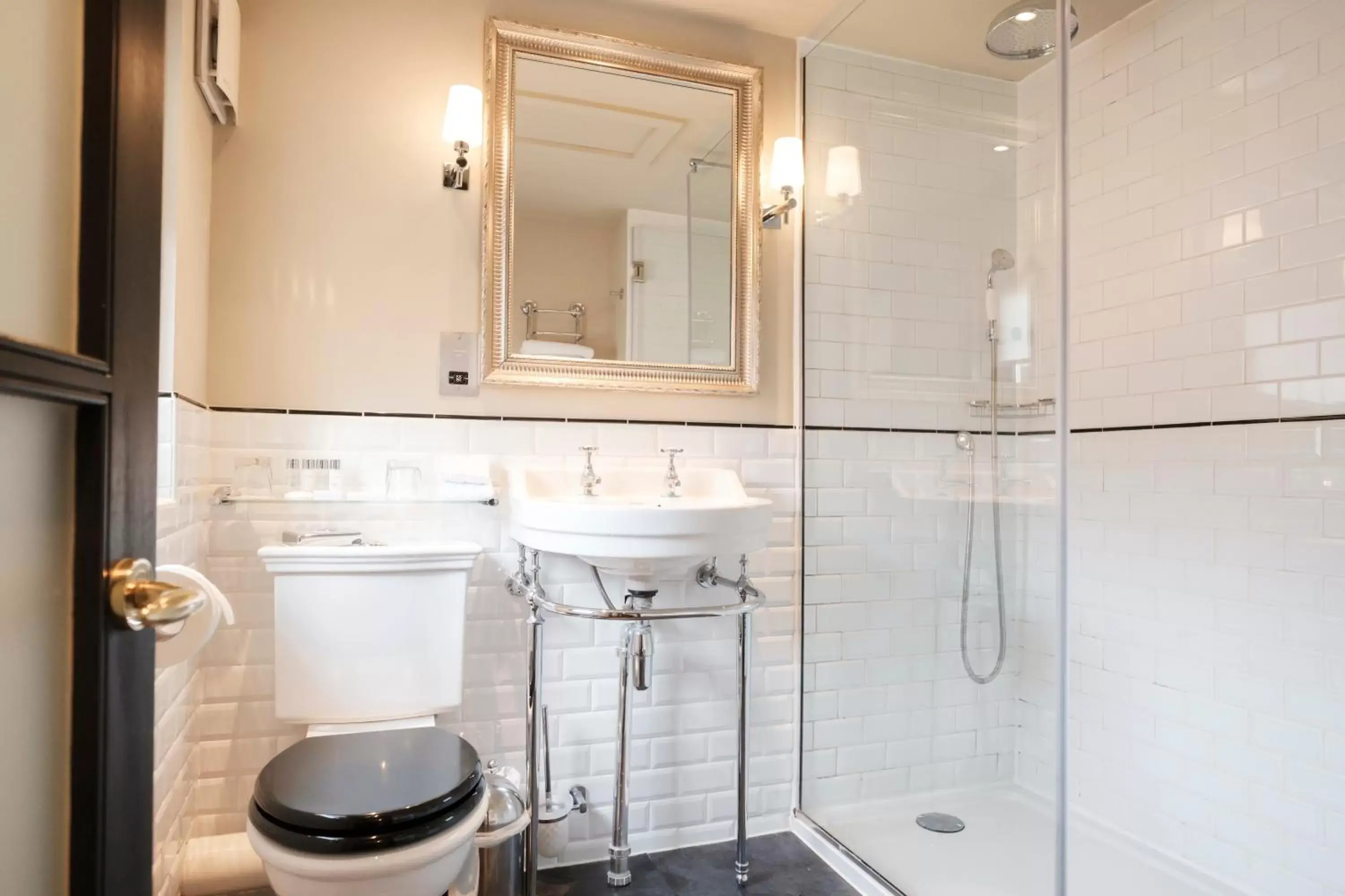 Shower, Bathroom in The White Swan Hotel